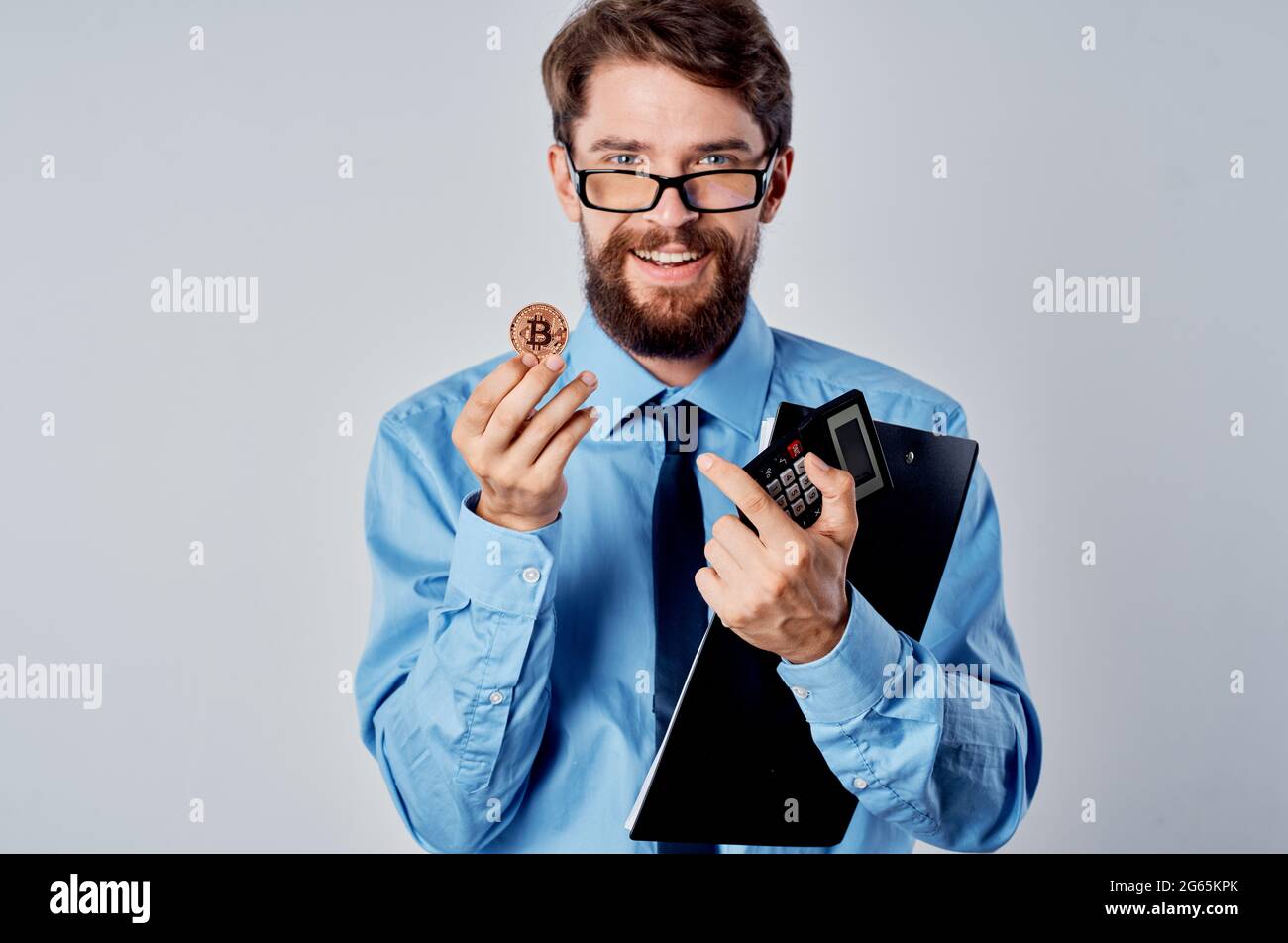 Mann in blauem Hemd Kryptowährung Bitcoin Krawatte elektronischen Geschäft  Stockfotografie - Alamy