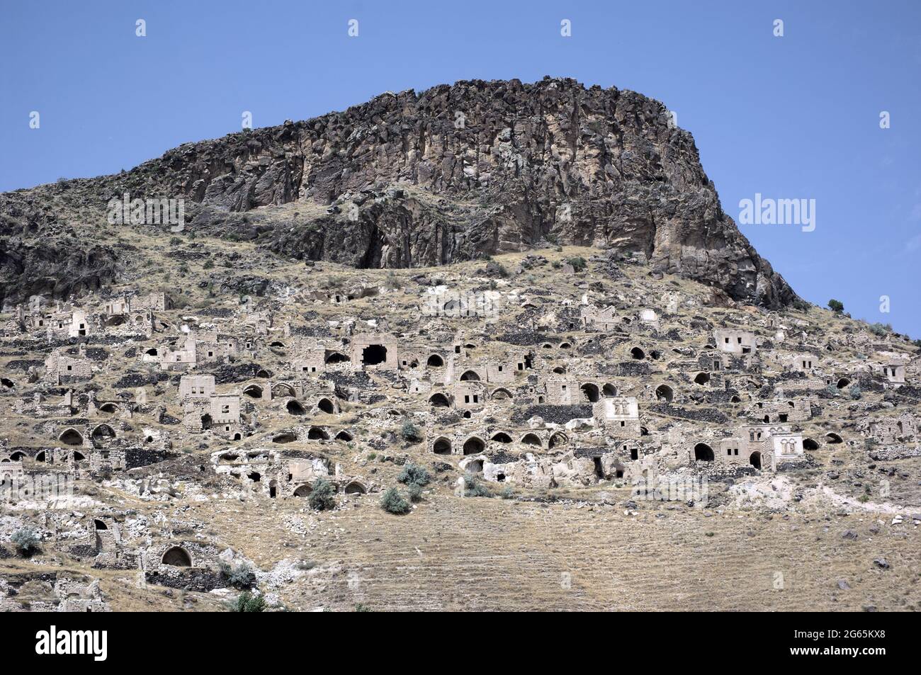 Das alte griechische verlassene Dorf Gore in der Türkei die zerstörten Häuser unter einer vulkanischen felsigen Klippe von Zentral-Anatolien Stockfoto