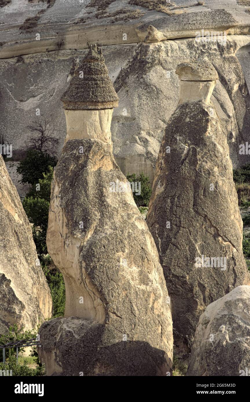 Wahrzeichen der Natur in der Türkei die Feenkamine sind vulkanische Felsformationen in Kappadokien bei Zelve Stockfoto