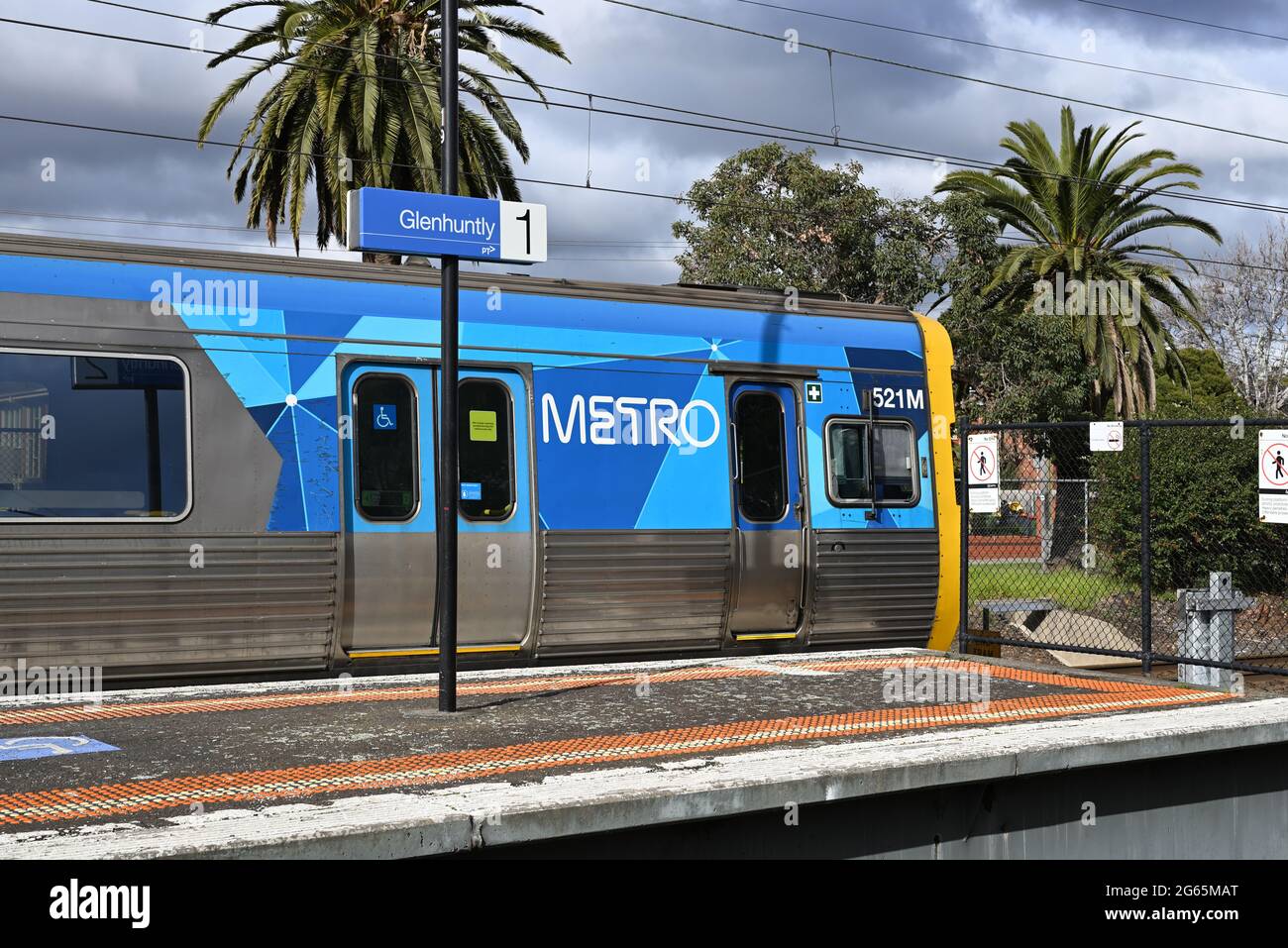 Ein Comeng-Zug, der von den Metro-Zügen Melbourne betrieben wird und vom Bahnhof Glenhuntly nach Frankston fährt. Stockfoto