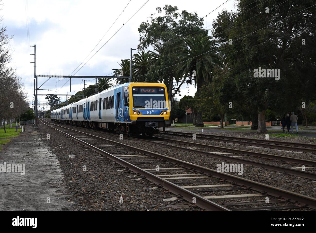 Eine U-Bahn-Züge Melbourne betrieben X'Trapolis 100, kurz nachdem sie Glenhuntly Station verlassen hatten, nach Frankston Stockfoto