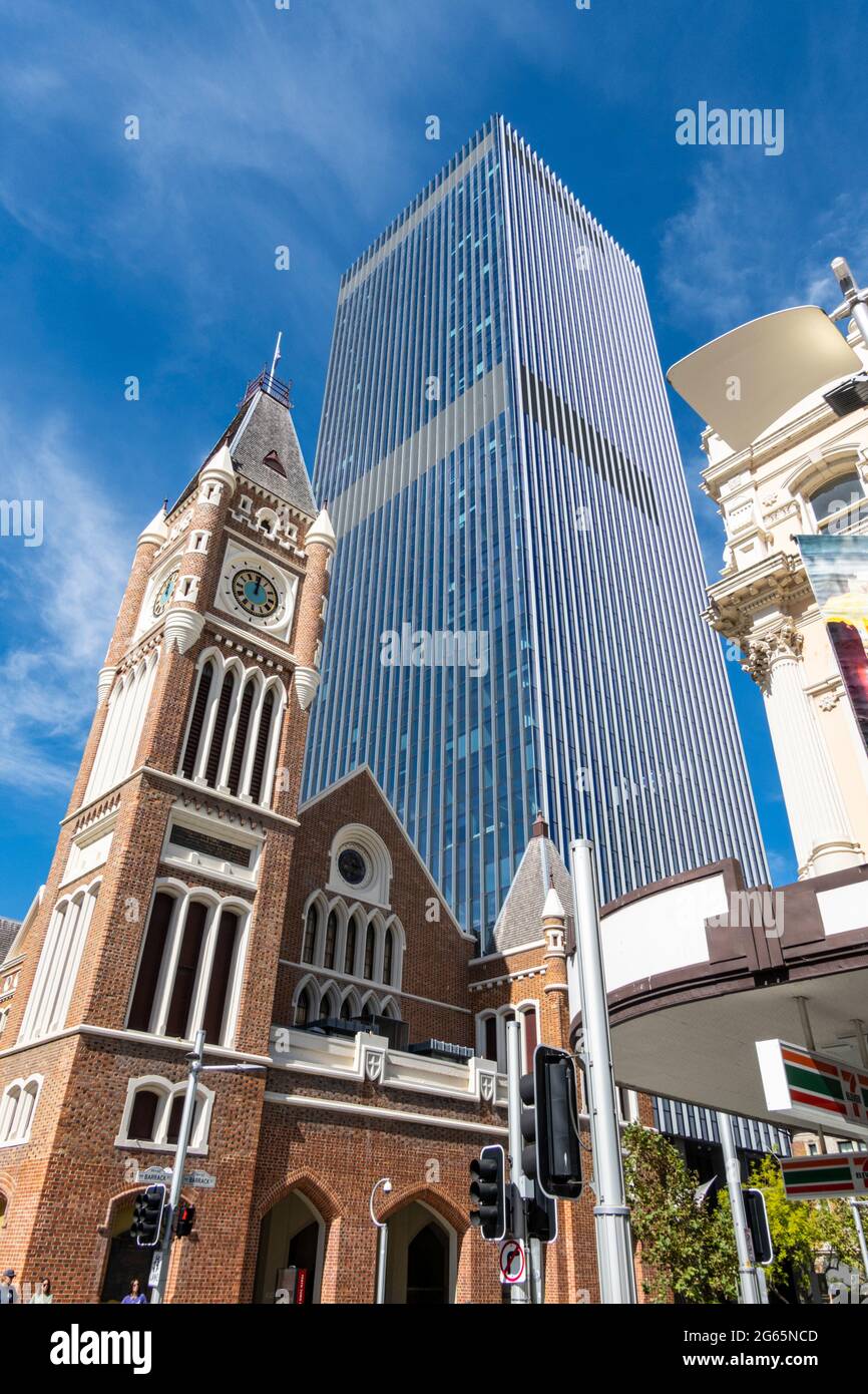 Perth Town Hall neben modernem Wolkenkratzer, Perth Western Australia, blauer Himmel Stockfoto