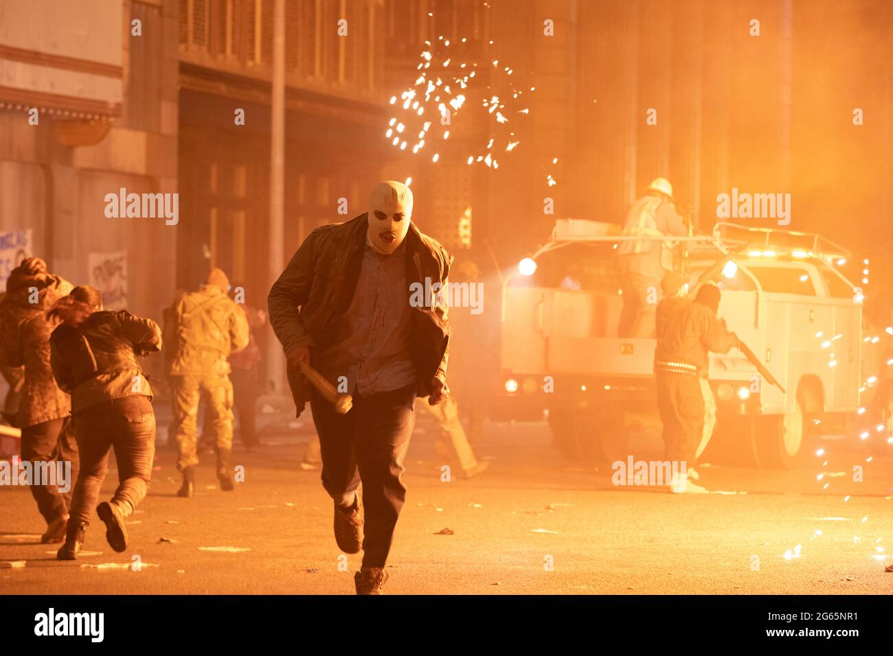 The Forever Purge (2021) unter der Regie von Everardo Gicht mit Ana de la Reguera, Tenoch Huerta und Josh Lucas. Alle Regeln werden gebrochen, da eine Sekte gesetzloser Marodeuter nach Ablauf der jährlichen Frist weiterhin säubert. Stockfoto