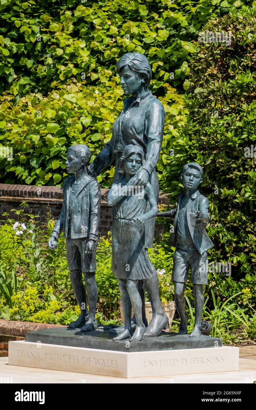 London, Großbritannien. Juli 2021. Am ersten Tag, an dem die Statue für die Öffentlichkeit zugänglich ist, kommen ständig Menschen, um sie zu sehen und sie von jeder Öffnung aus zu fotografieren. Eine neue Statue von Diana, Prinzessin von Wales, im versunkenen Garten des Londoner Kensington Palace. Die Statue wurde 2017 von Dianas Söhnen Prinz William und Prinz Harry in Auftrag gegeben und von Ian Rank-Broadley entworfen und ausgeführt und befindet sich im neu gestalteten Garten (von Pip Morrison). Es wurde am 1. Juli 2021 enthüllt, was ihr 60. Geburtstag gewesen wäre. Kredit: Guy Bell/Alamy Live Nachrichten Stockfoto