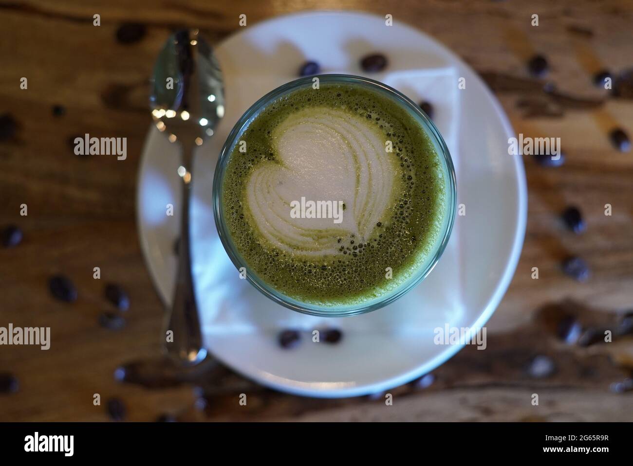 Schönes Herzmuster aus heißer Kaffee Latte Art Stockfoto