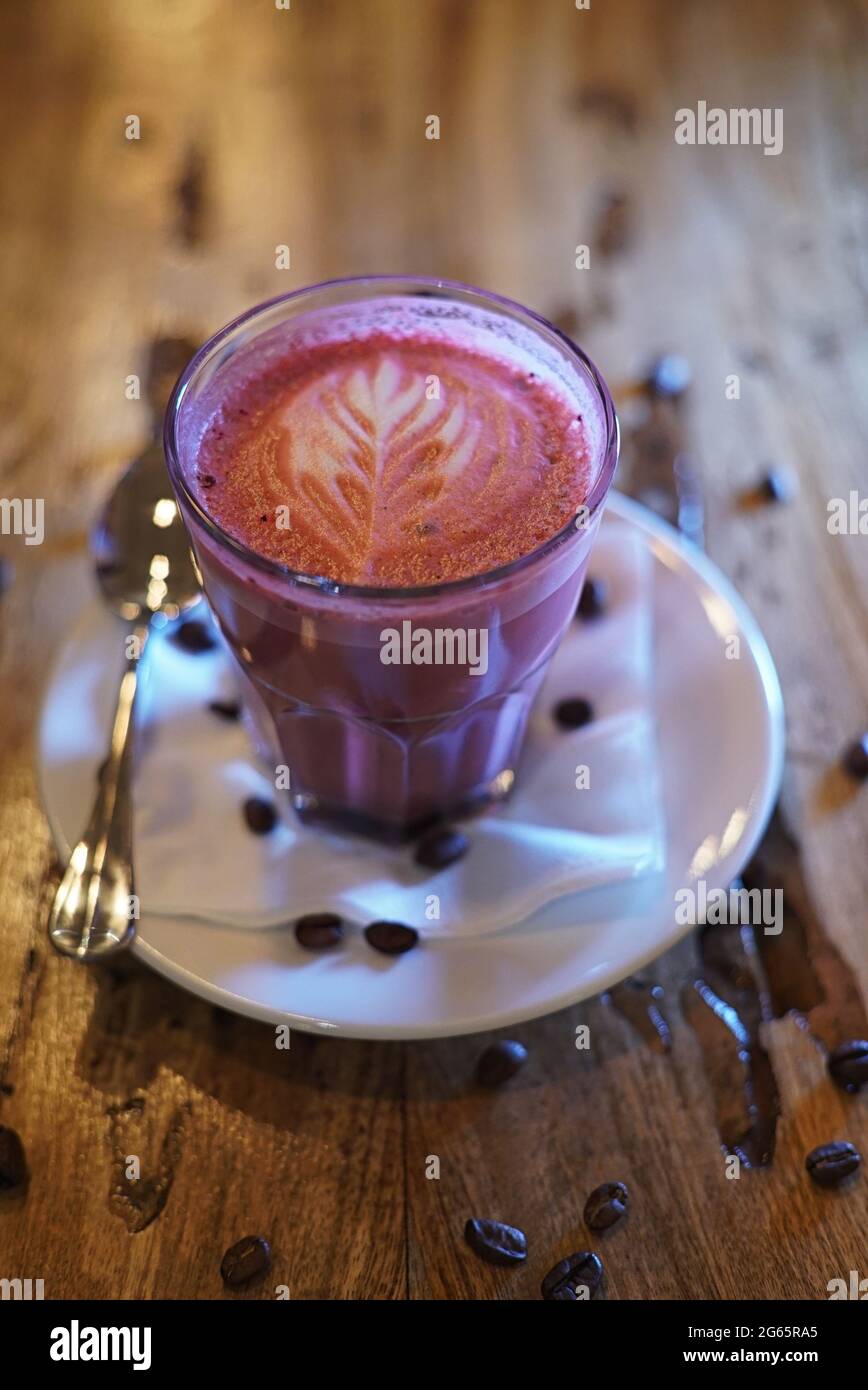 Schönes Herzmuster aus heißer Kaffee Latte Art Stockfoto