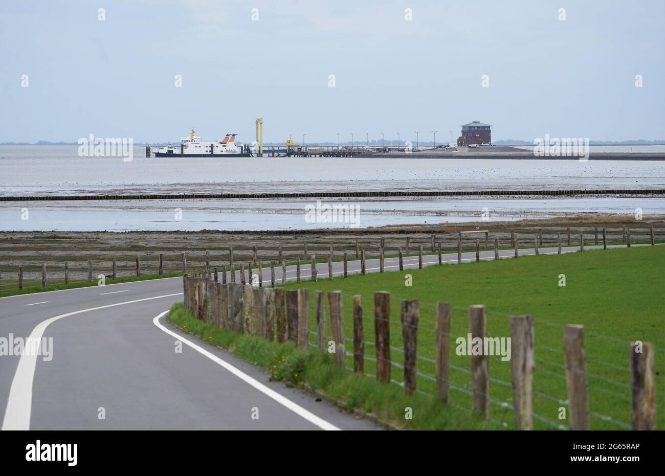 Pellworm, Deutschland. Mai 2021. Eine Fähre ist am Anlegesteg der Nordseeinsel Pellworm festgemacht. Die grüne nordfriesische Insel führt im Vergleich zu ihren Schwestern Sylt, Amrum und Föhr ein eher schattiges Dasein. Kredit: Marcus Brandt/dpa/Alamy Live Nachrichten Stockfoto