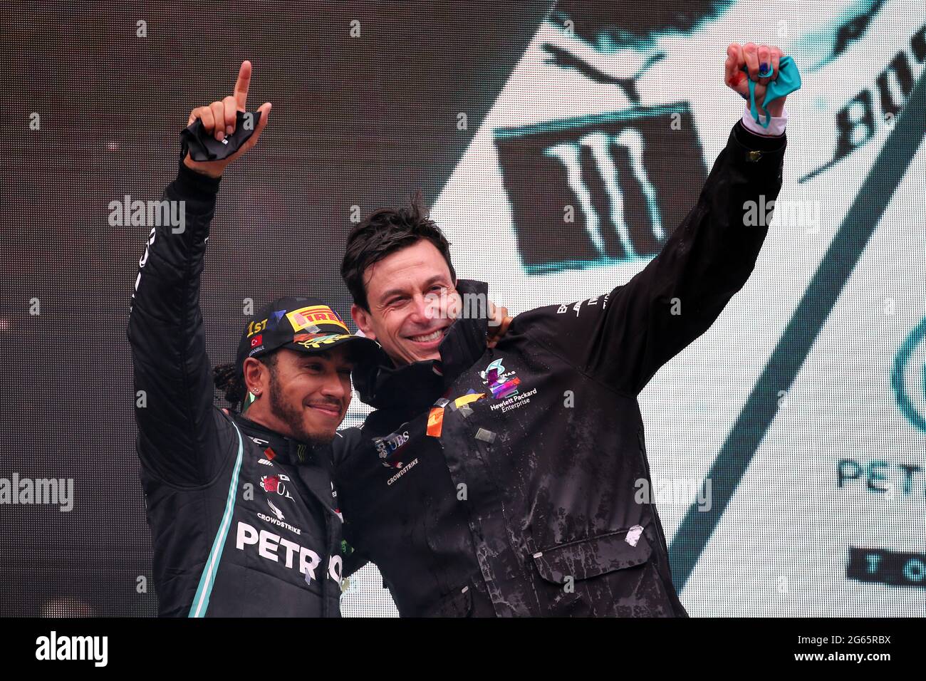 Datei-Foto vom 15-11-2020 von Lewis Hamilton (GBR) von Mercedes AMG F1 feiert mit dem Mercedes AMG F1-Aktionär und Geschäftsführer Toto Wolff auf dem Podium nach dem Gewinn des Großen Preises der Türkei, um seine siebte Weltmeisterschaft im Istanbul Park, Türkei, zu sichern. Ausgabedatum: Samstag, 3. Juni 2021. Stockfoto