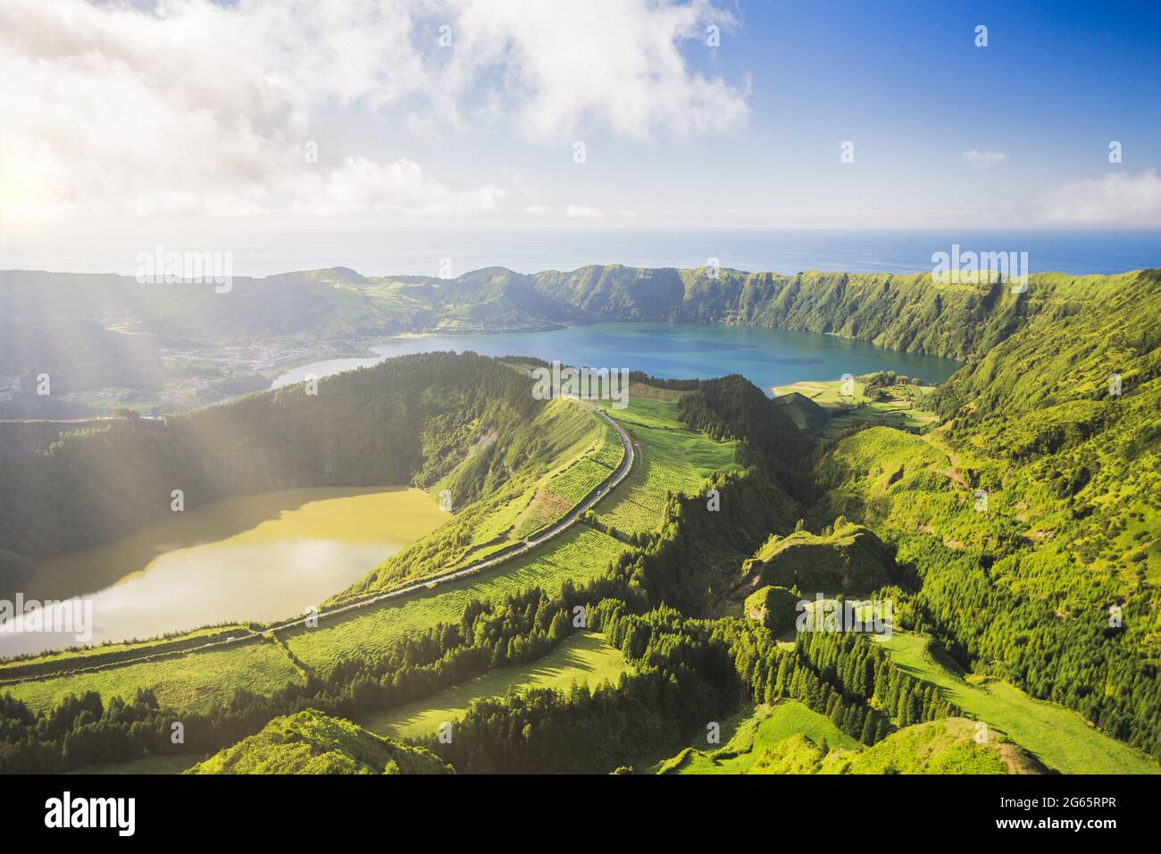 Blick auf Sete Cidades in der Nähe des Aussichtspunktes Miradouro da Grota do Inferno, Sao Miguel Island, Azoren, Portugal. Stockfoto