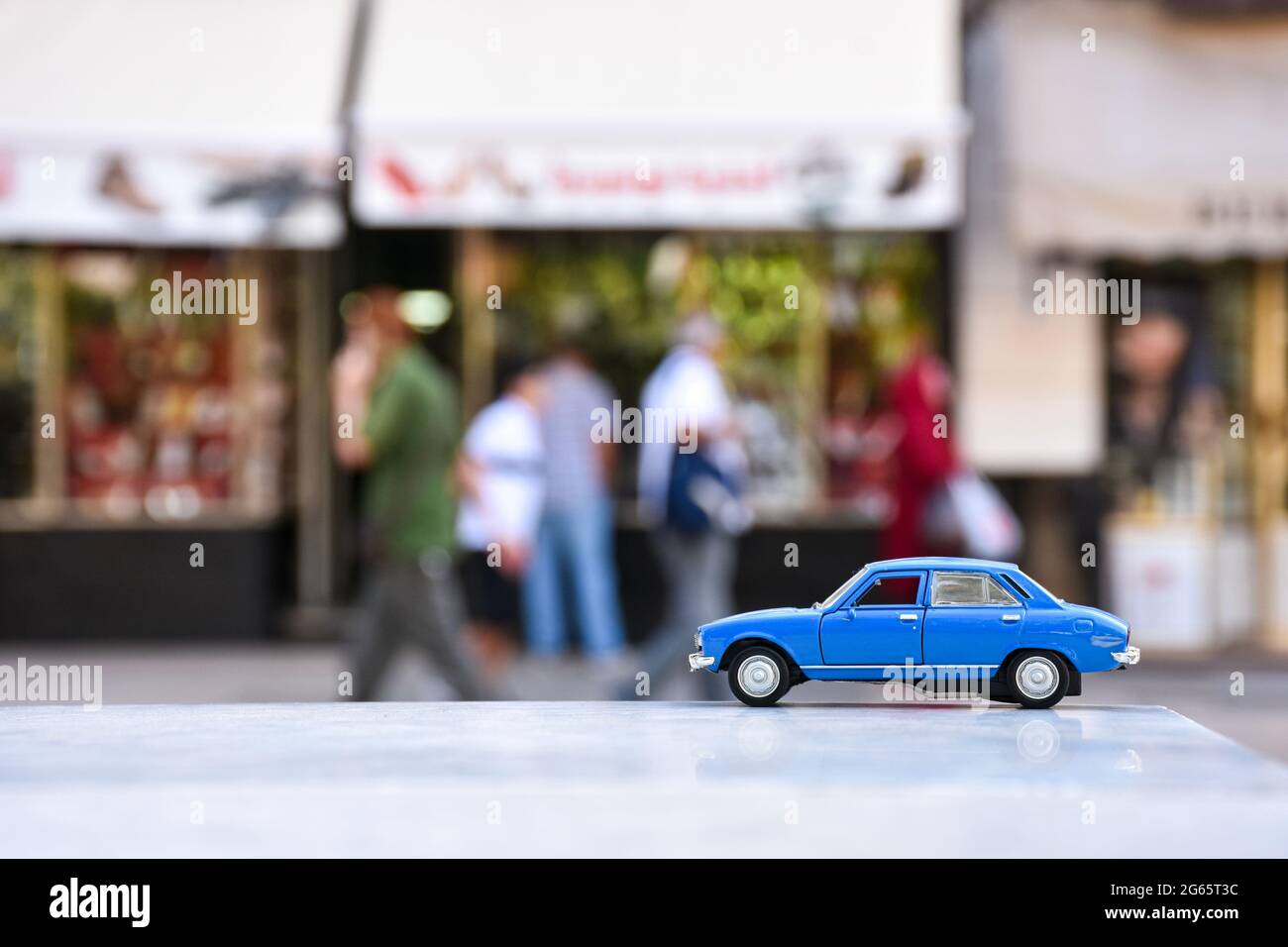 Peugeot 504 auf der Straße in Algier, Algerien. Stockfoto