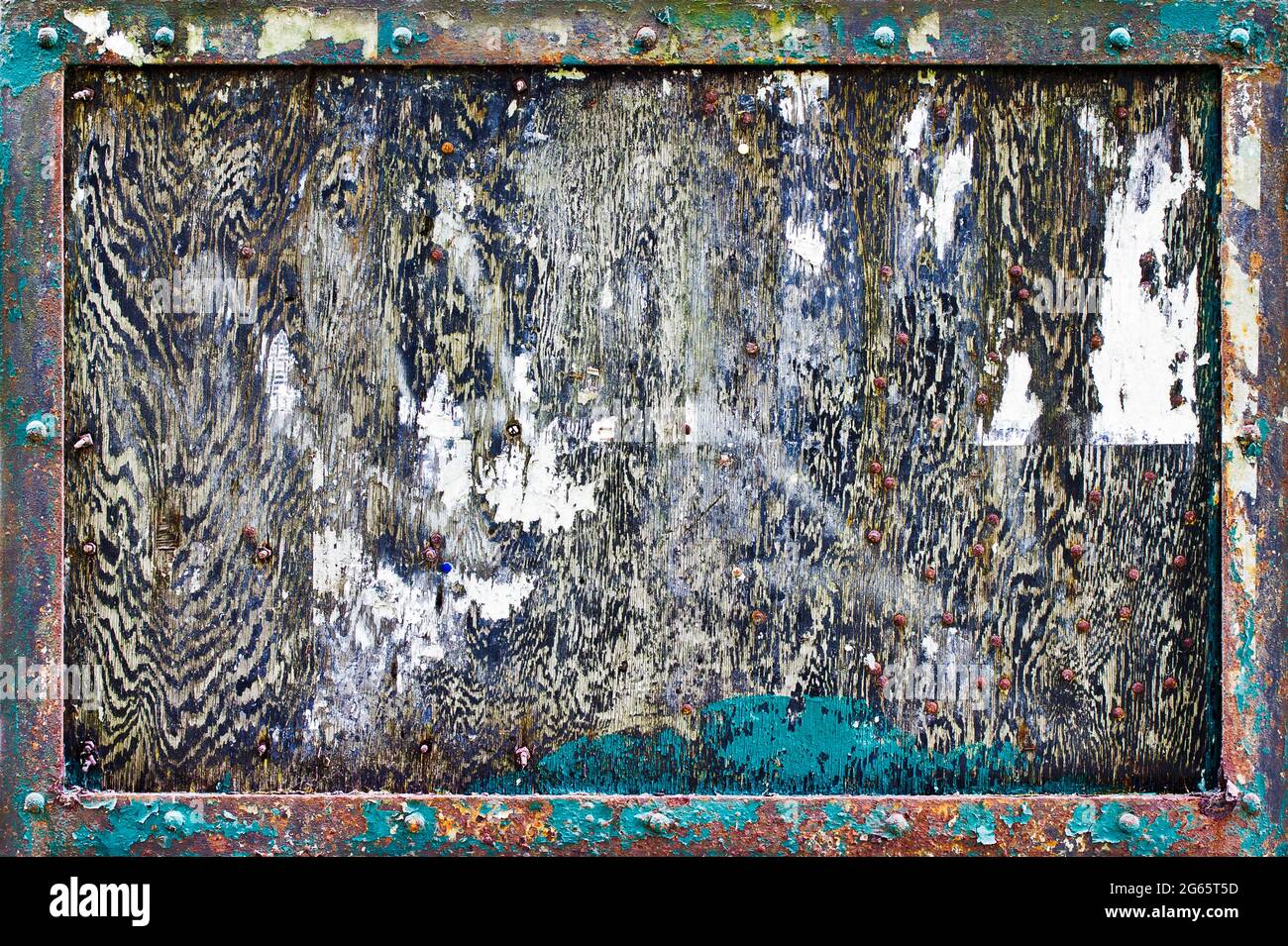 Ein stark verwittertes und strukturiertes Noticeboard Stockfoto