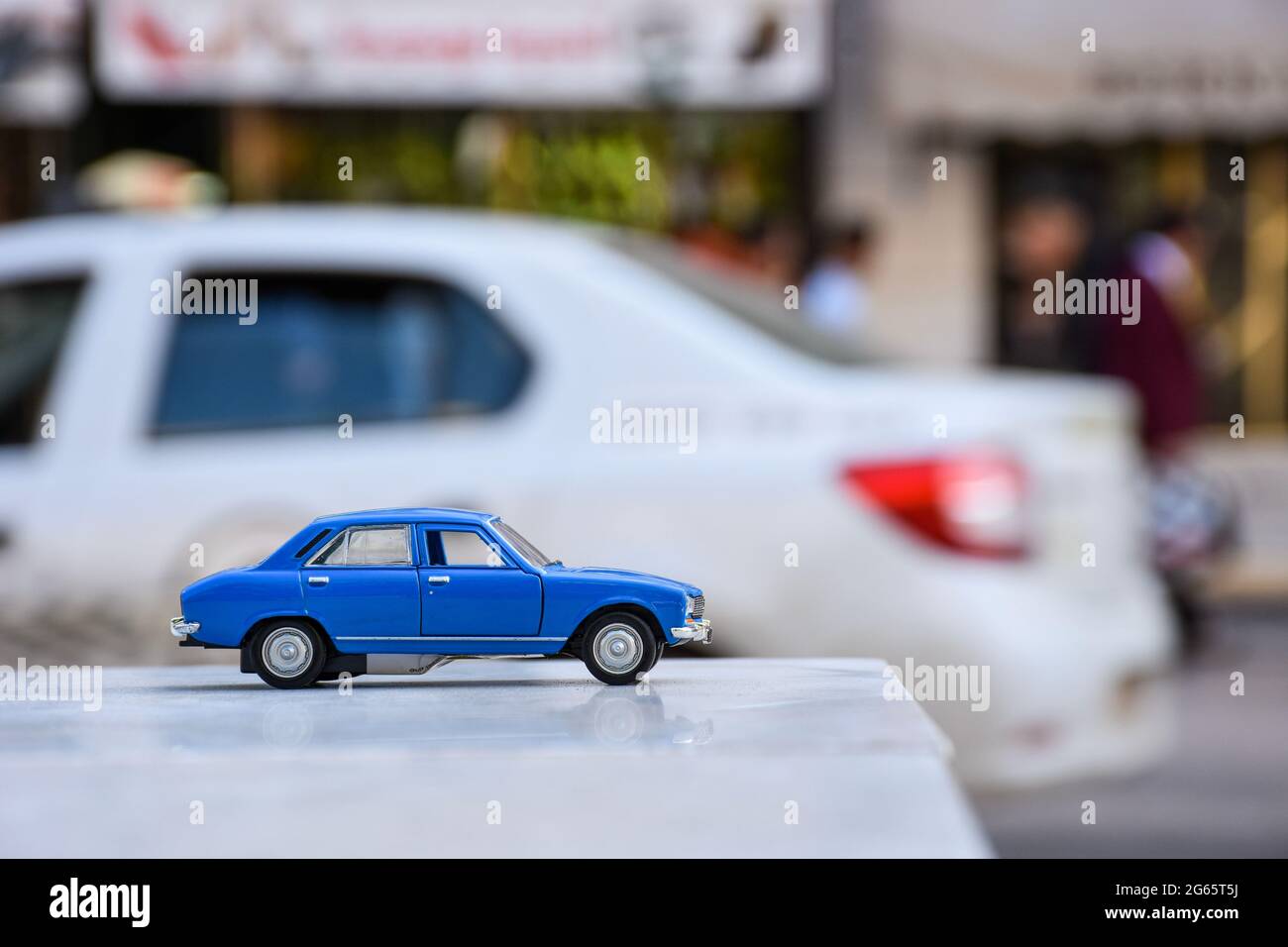Peugeot 504 auf der Straße in Algier, Algerien. Stockfoto