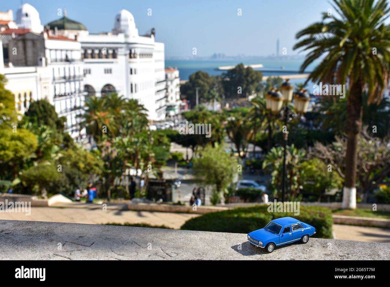 Peugeot 504 auf der Oberseite des Postamtes Algier. Stockfoto
