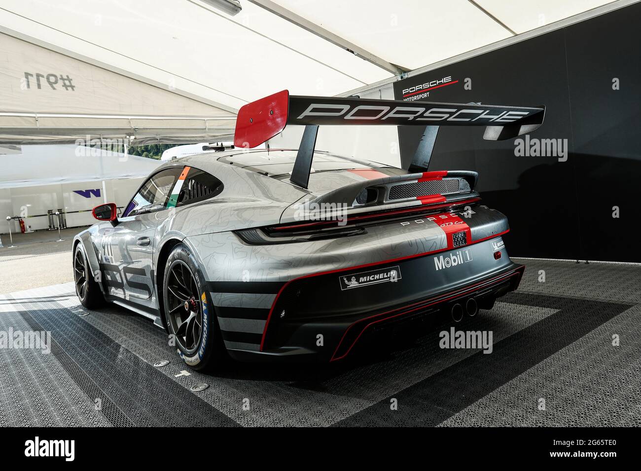 Porsche Mobil 1 Supercup, Spielberg 2021 Garage Hollywood-Schauspieler Michael Fassbender (IRL, Porsche Motorsport) fährt im Porsche Supercup im Rahmen der Formel 1 Stockfoto