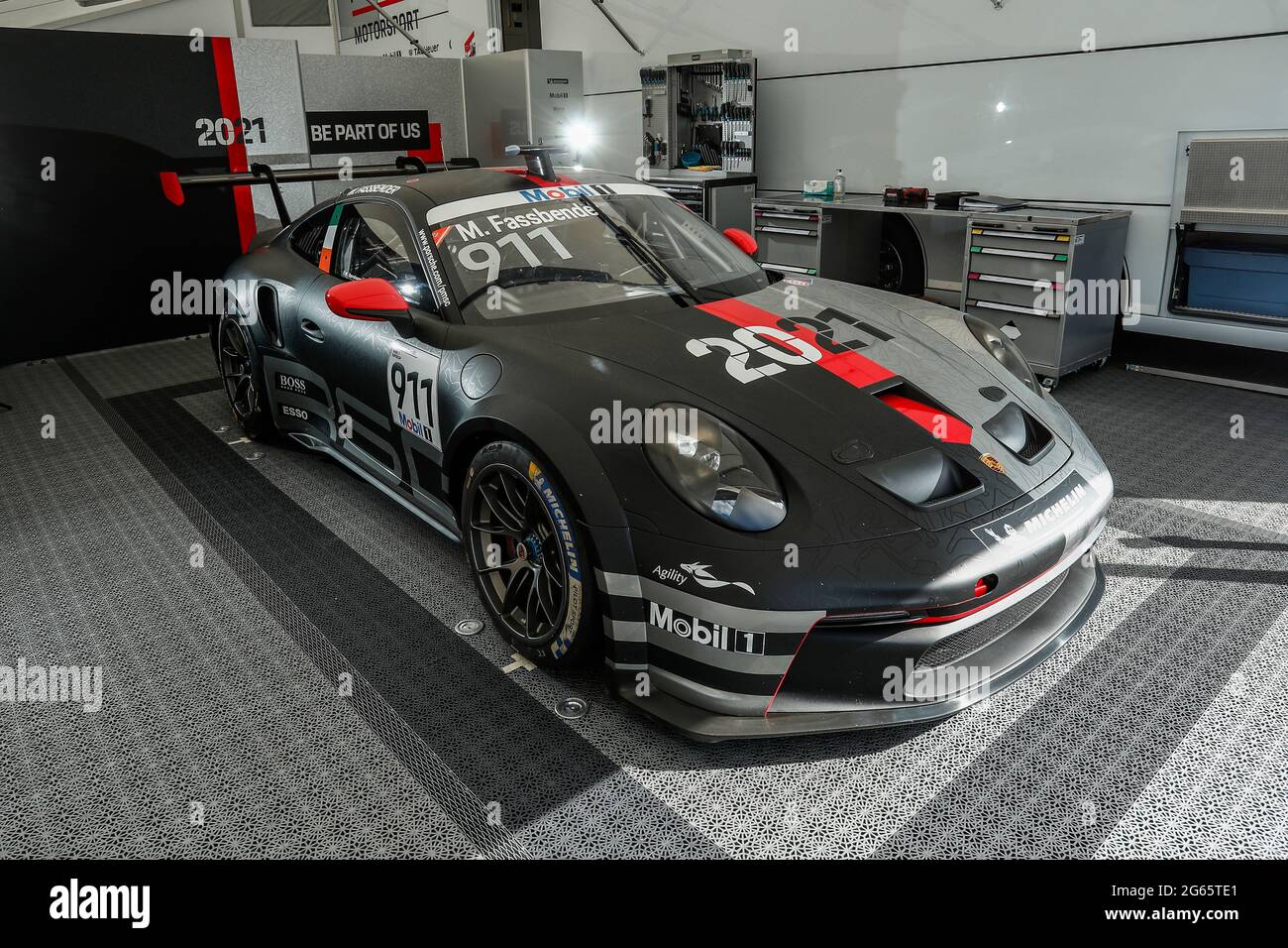 Porsche Mobil 1 Supercup, Spielberg 2021 Garage Hollywood-Schauspieler Michael Fassbender (IRL, Porsche Motorsport) fährt im Porsche Supercup im Rahmen der Formel 1 Stockfoto