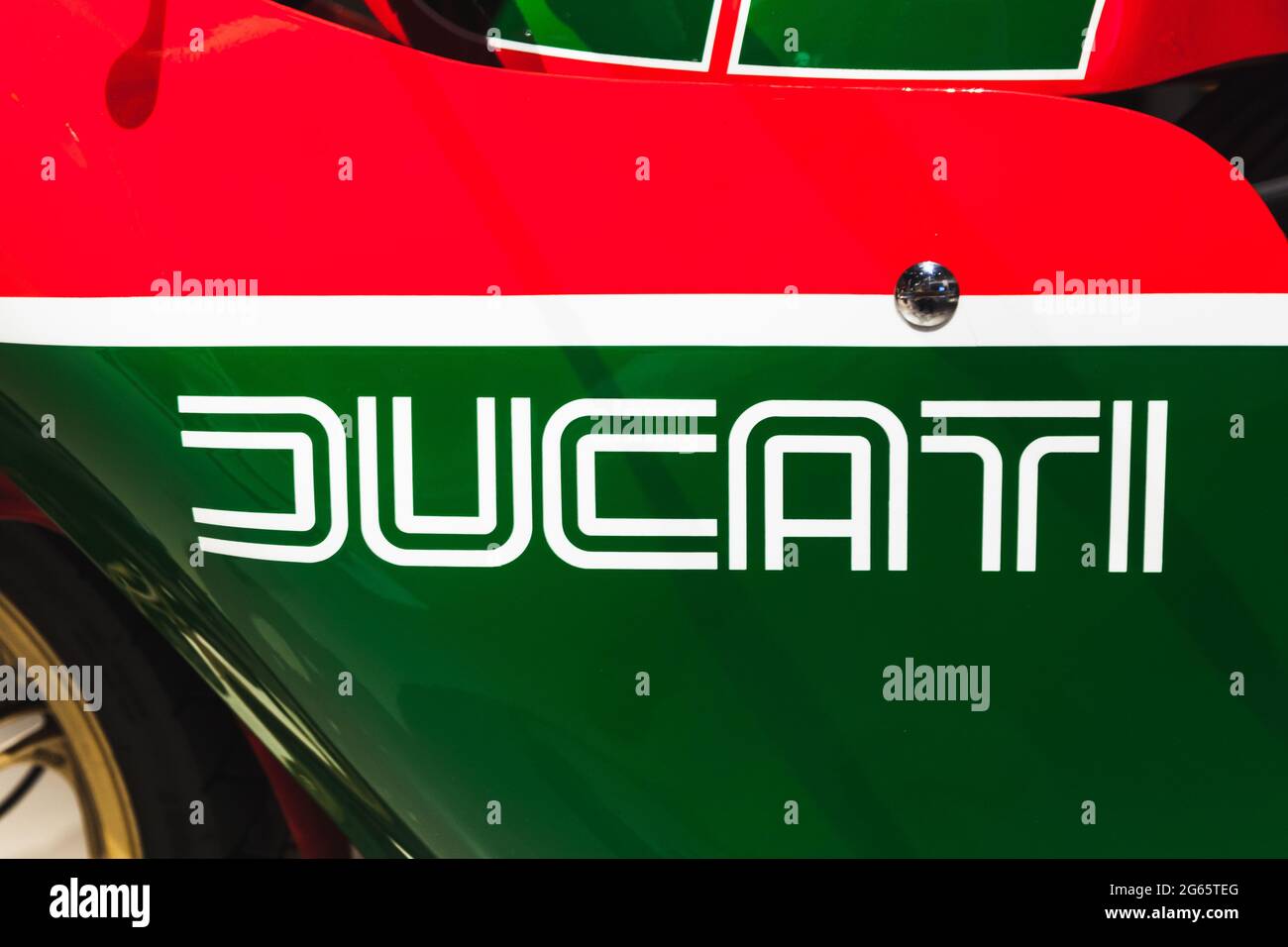 St.Petersburg, Russland - 3. April 2019: Das Logo der Marke Ducati befindet sich auf einer rot grünen Sportfahrrad-Kapuze Stockfoto