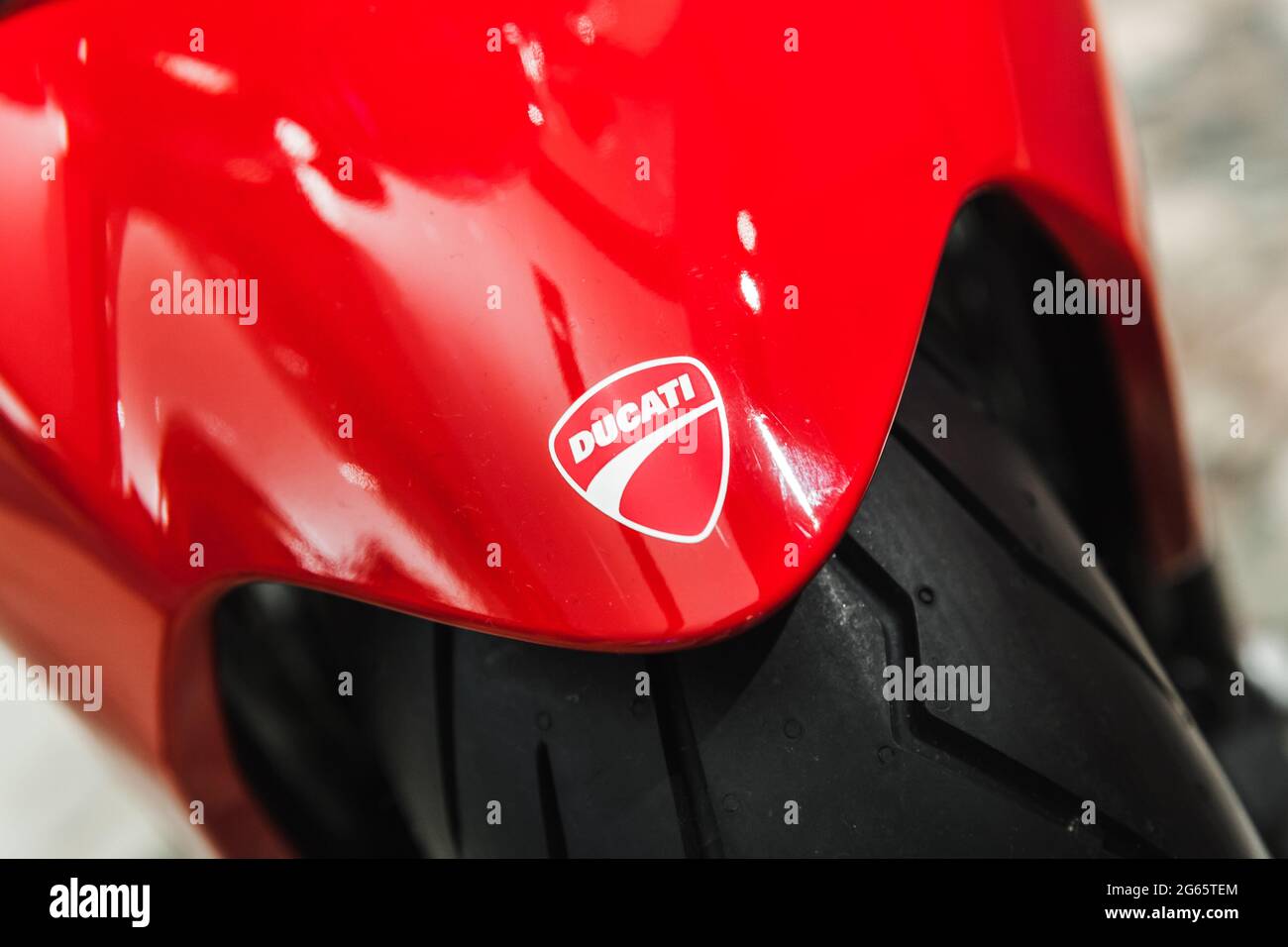 St.Petersburg, Russland - 3. April 2019: Das Ducati-Logo befindet sich auf einer leuchtend roten Sportfahrradhaube, Nahaufnahme Stockfoto