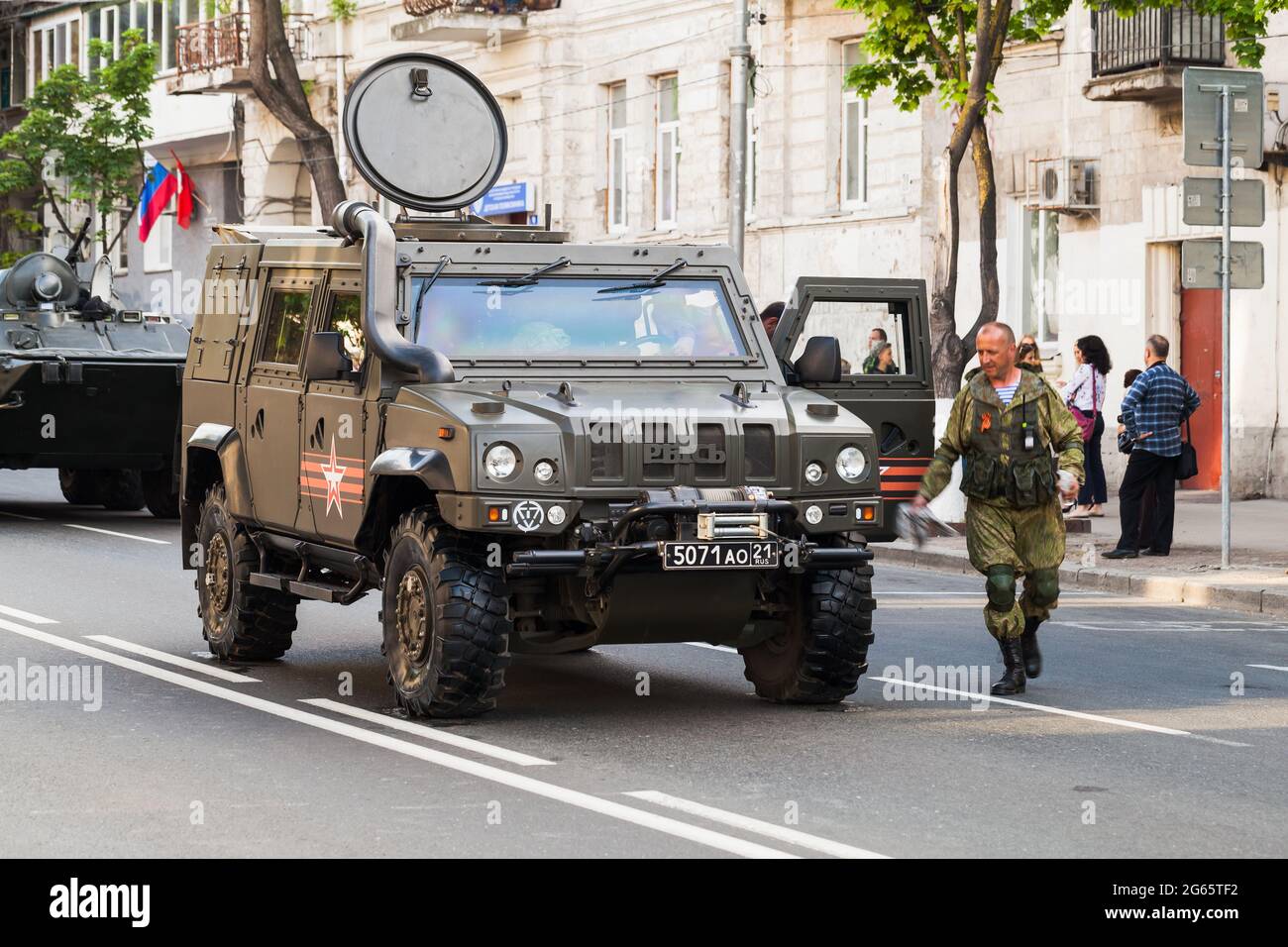 Sewastopol, Krim - 5. Mai 2018: Iveco LMV Militärwagen steht auf einer Straße. Dieses leichte Mehrzweckfahrzeug ist ein taktisches Allradantriebfahrzeug, das mit Th Stockfoto