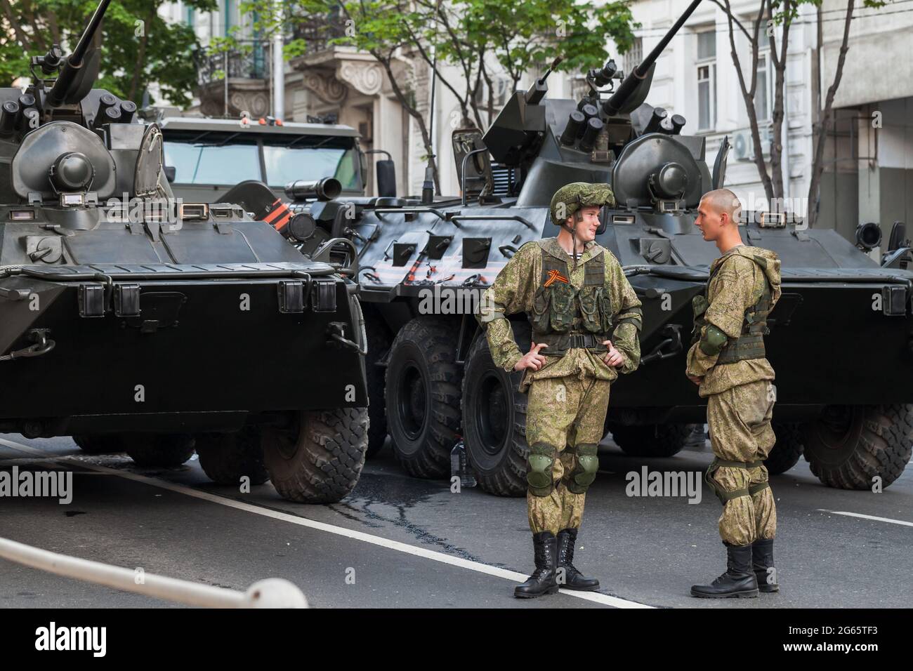 Sewastopol, Krim - 5. Mai 2018: Soldaten stehen auf der Straße in der Nähe von BTR-80 der russischen Armee. Es ist ein 8×8 fahrbarer amphibischer gepanzerter Personalleiterträger Stockfoto