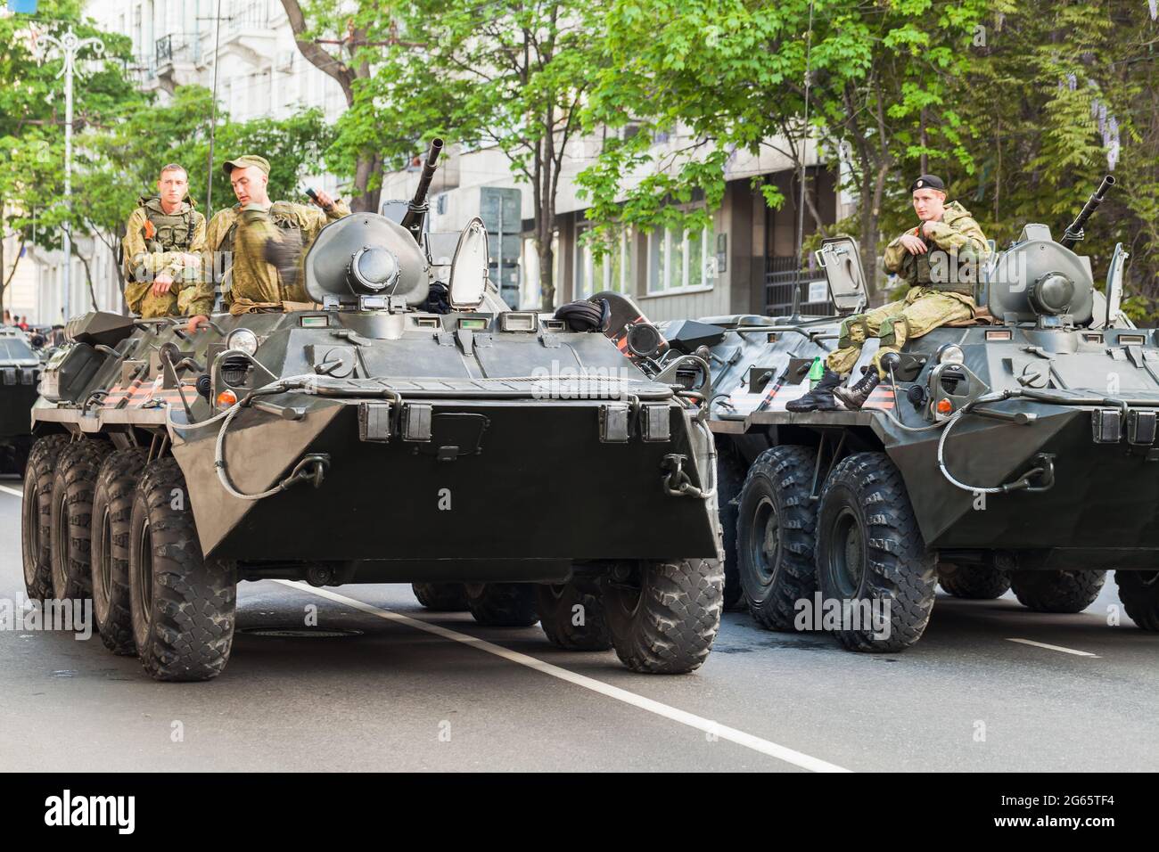 Sewastopol, Krim - 5. Mai 2018: BTR-80 mit Soldaten der russischen Armee. Es ist ein 8×8 fahrbarer amphibischer gepanzerter Personalleiterträger, der in der UdSSR entwickelt wurde Stockfoto