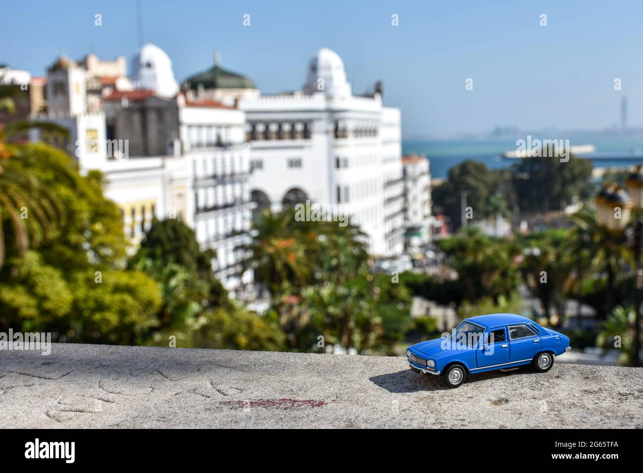 Peugeot 504 auf der Oberseite des Postamtes Algier. Stockfoto
