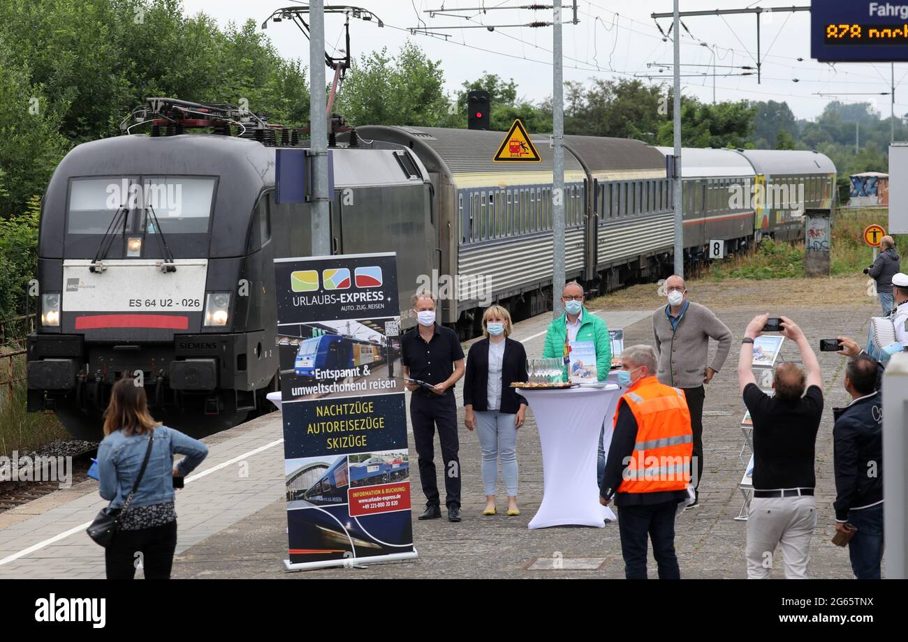 Rostock, Deutschland. Juli 2021. Der erste Urlaubsexpress aus Basel zieht  in den Bahnhof Rostock-Kassebohm. Der Nachtzug fährt von der Schweiz über  Hamburg nach Binz auf der baltischen Insel Rügen. Nach Plänen des