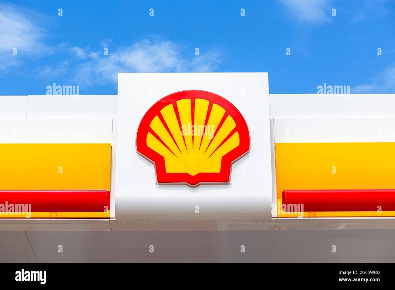 Samara, Russland - 2. Juli 2021: Schilder für die Shell-Tankstelle am blauen Himmel. Shell V-Power-Tankstelle Stockfoto