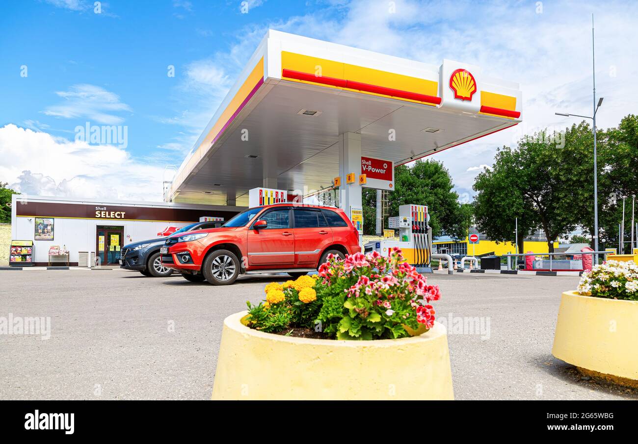 Samara, Russland - 2. Juli 2021: Shell-Tankstelle an sonnigen Tagen. Shell V-Power-Tankstelle. Royal Dutch Shell ist ein anglo-niederländischer multinationaler Ölkonzern und Stockfoto