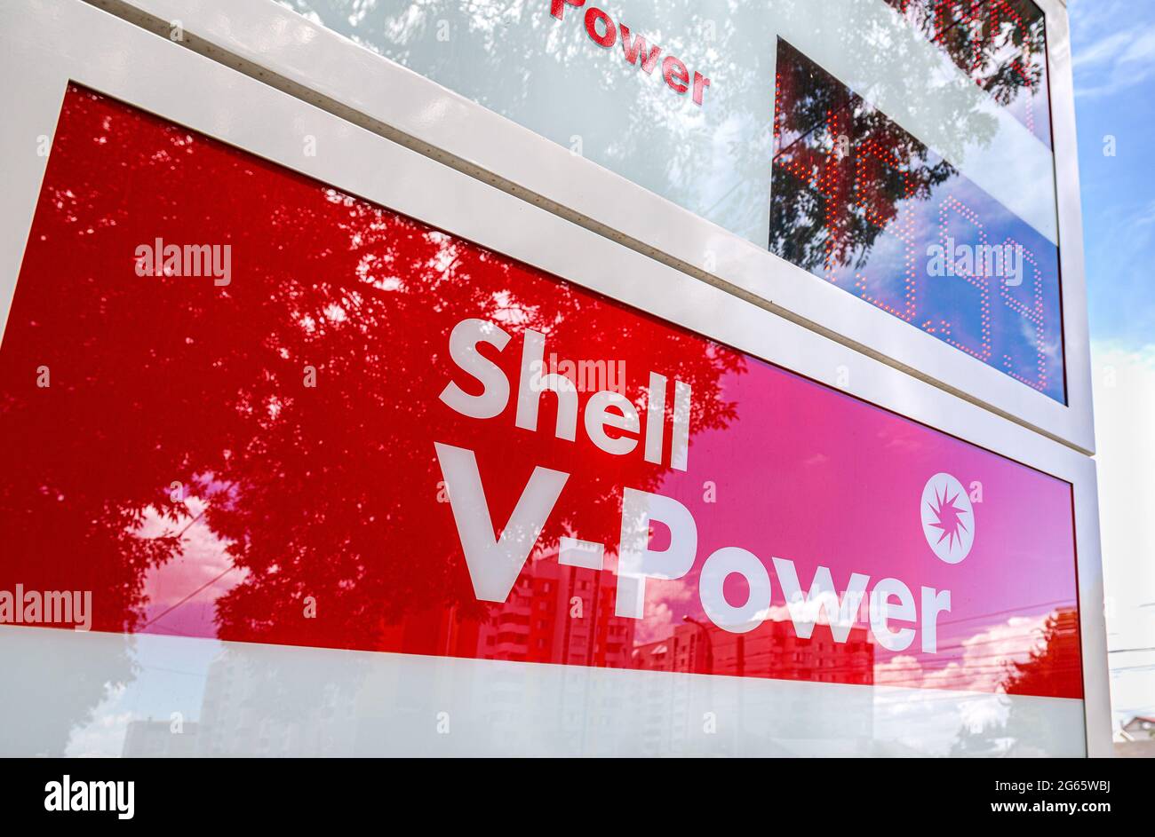 Samara, Russland - 2. Juli 2021: Shell-V-Power-Schild an der Shell-Tankstelle. Royal Dutch Shell ist ein anglo-niederländischer multinationaler Öl- und Gaskonzern Stockfoto