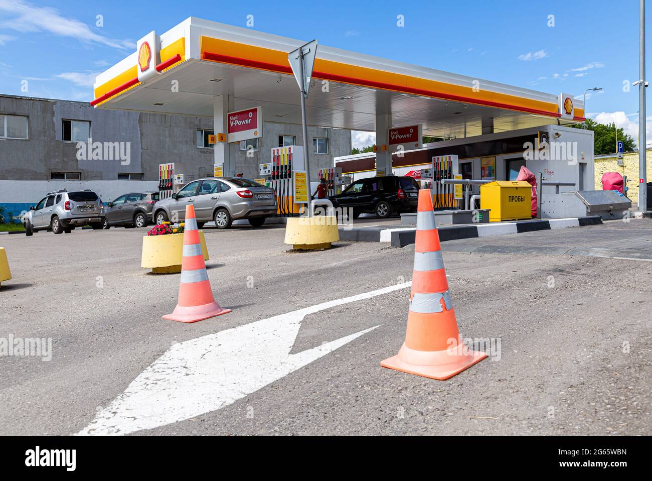 Samara, Russland - 2. Juli 2021: Shell-Tankstelle an sonnigen Tagen. Shell V-Power-Tankstelle. Royal Dutch Shell ist ein anglo-niederländischer multinationaler Ölkonzern und Stockfoto