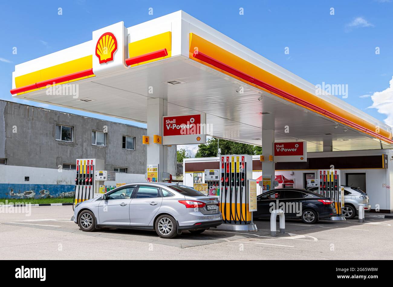 Samara, Russland - 2. Juli 2021: Shell-Tankstelle an sonnigen Tagen. Shell V-Power-Tankstelle. Royal Dutch Shell ist ein anglo-niederländischer multinationaler Ölkonzern und Stockfoto