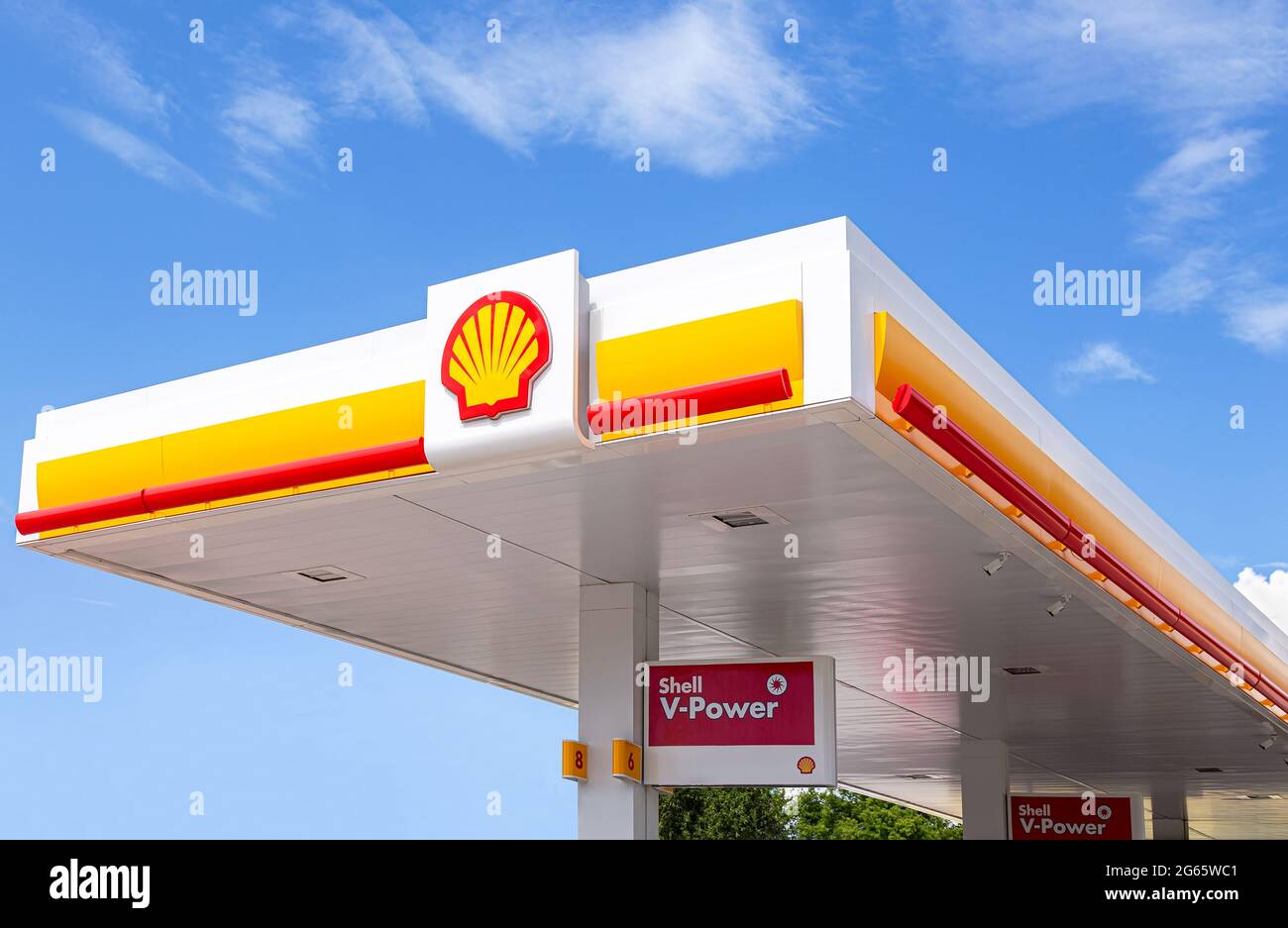 Samara, Russland - 2. Juli 2021: Shell-Tankstelle an sonnigen Tagen. Shell V-Power-Tankstelle. Royal Dutch Shell ist ein anglo-niederländischer multinationaler Ölkonzern und Stockfoto