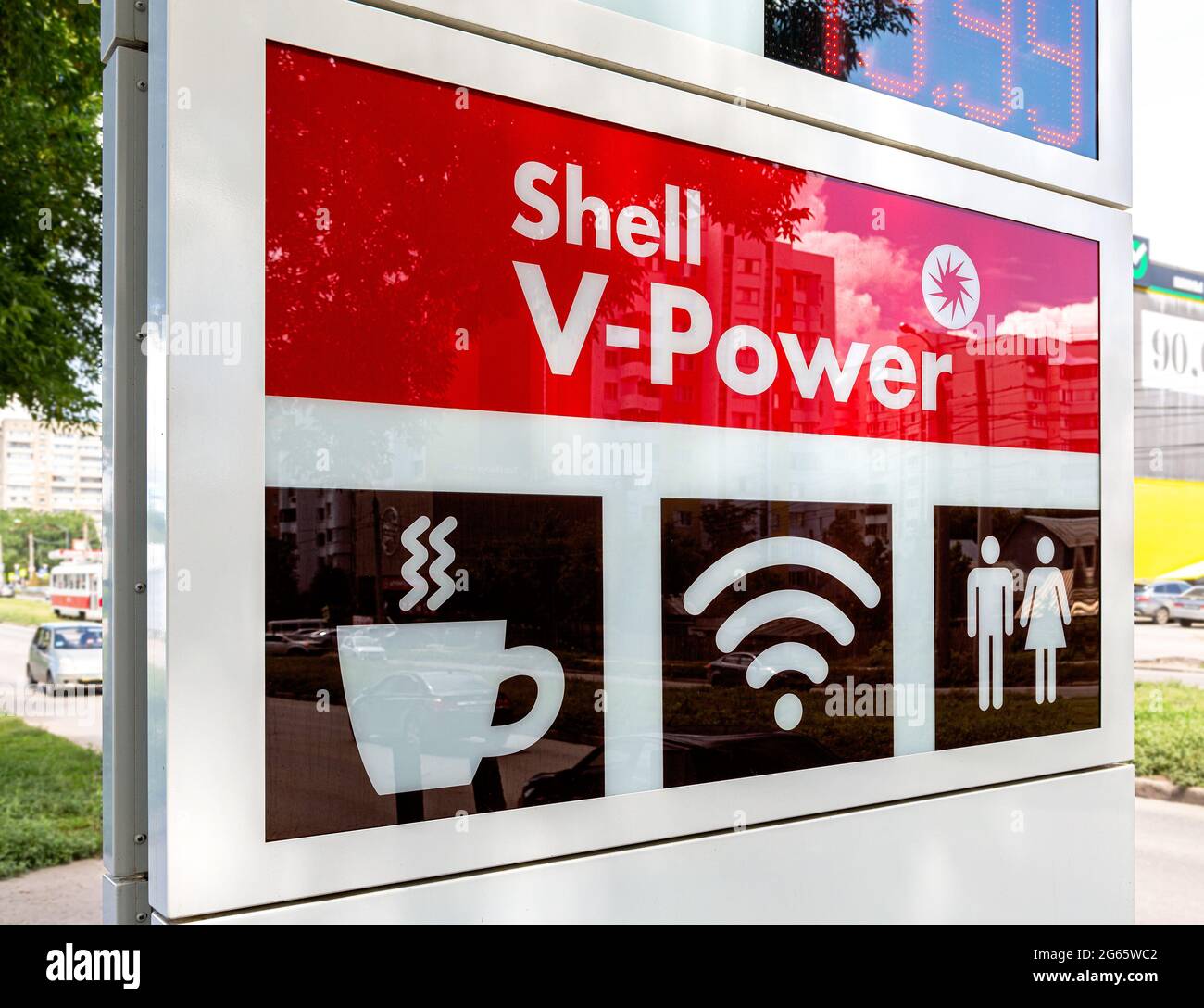 Samara, Russland - 2. Juli 2021: Shell-V-Power-Schild an der Shell-Tankstelle. Royal Dutch Shell ist ein anglo-niederländischer multinationaler Öl- und Gaskonzern Stockfoto