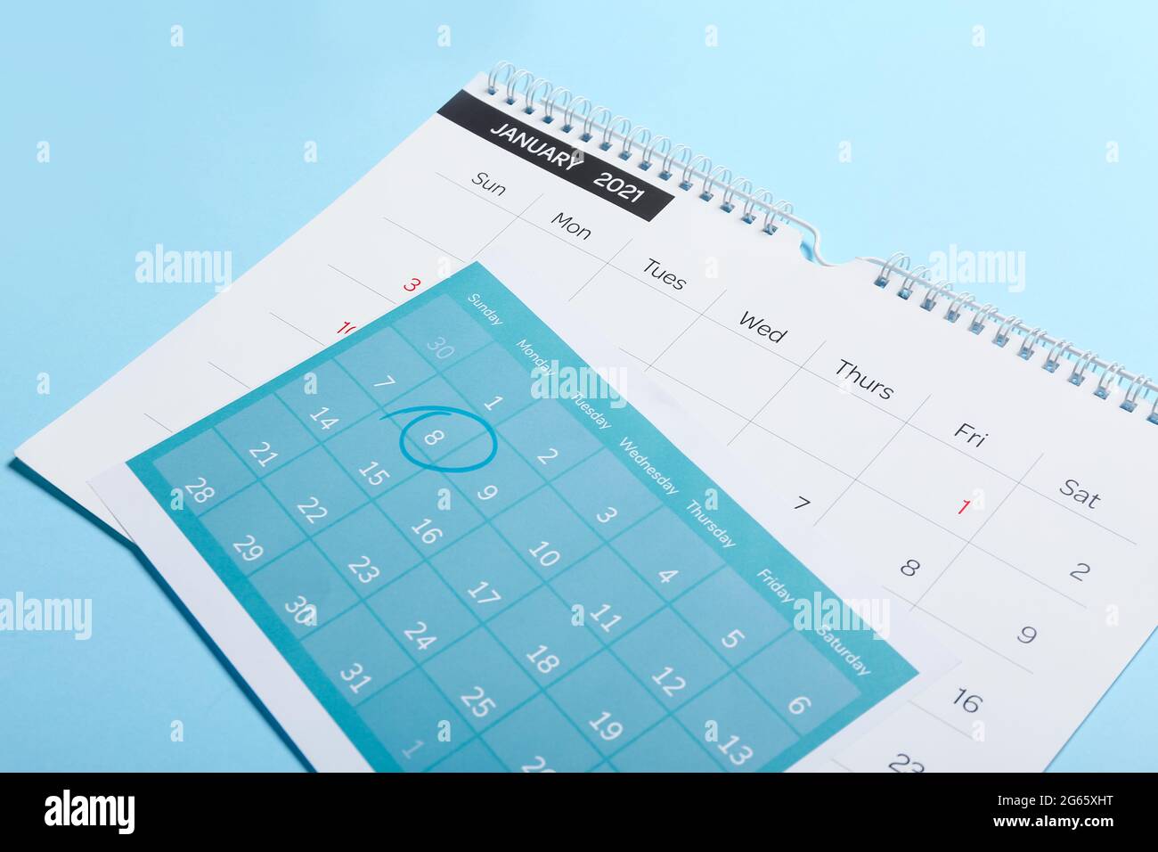 Verschiedene Kalender auf farbigem Hintergrund Stockfoto