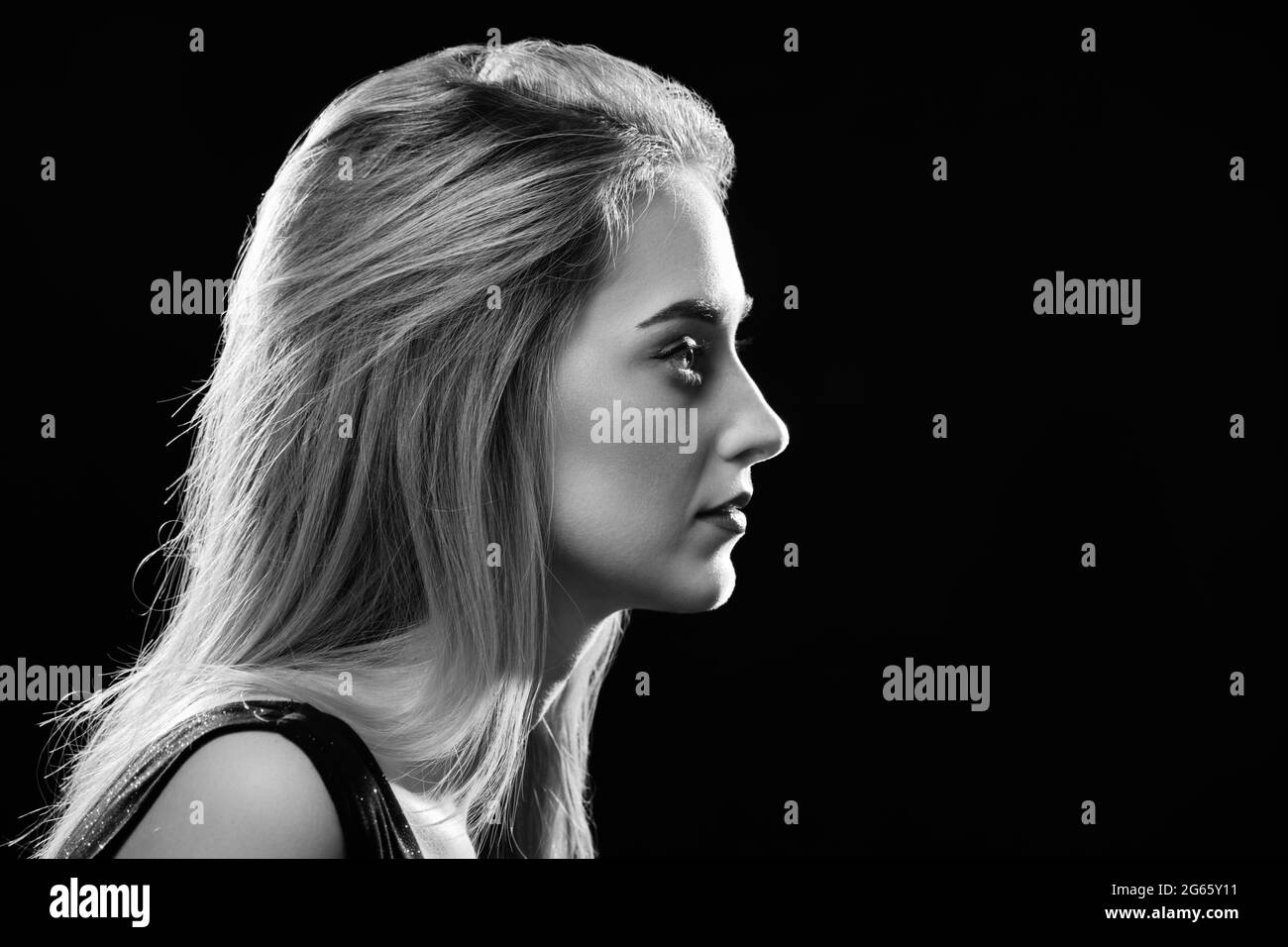 Traurige weibliche Profil Silhouette auf schwarzem Hintergrund mit Copy Space monochrom Stockfoto