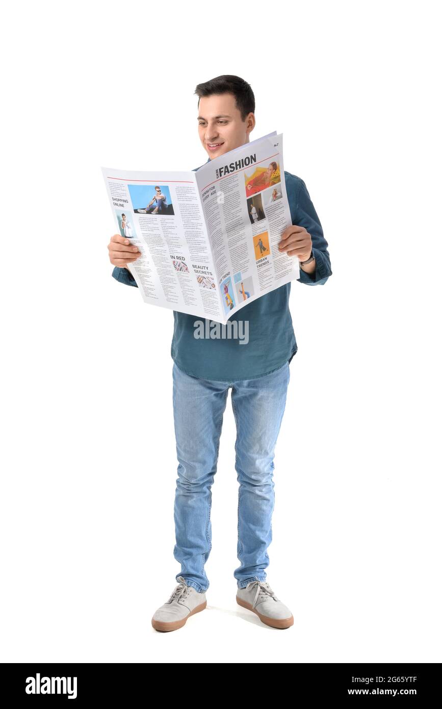 Junger Mann liest Zeitung auf weißem Hintergrund Stockfoto