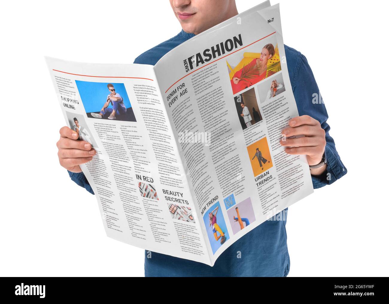 Junger Mann liest Zeitung auf weißem Hintergrund Stockfoto