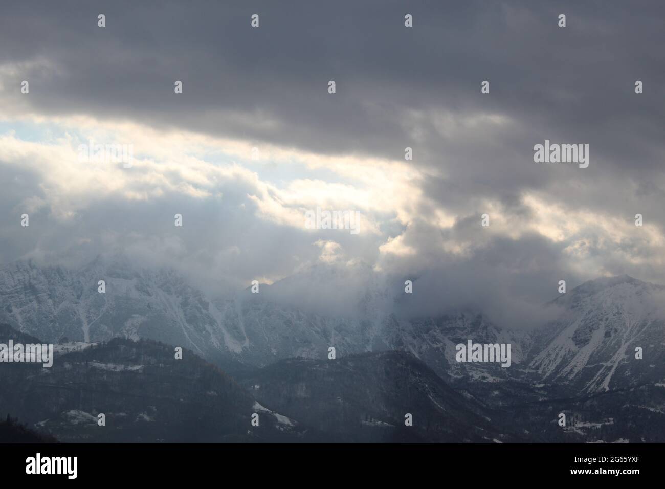 Ein Blick auf einen schneebedeckten Berg Stockfoto