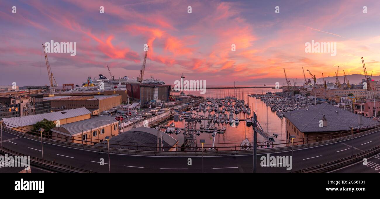 Genua, Italien - 06 26 2021: Hafen von Genua und Yacht Club bei Sonnenuntergang. Stockfoto