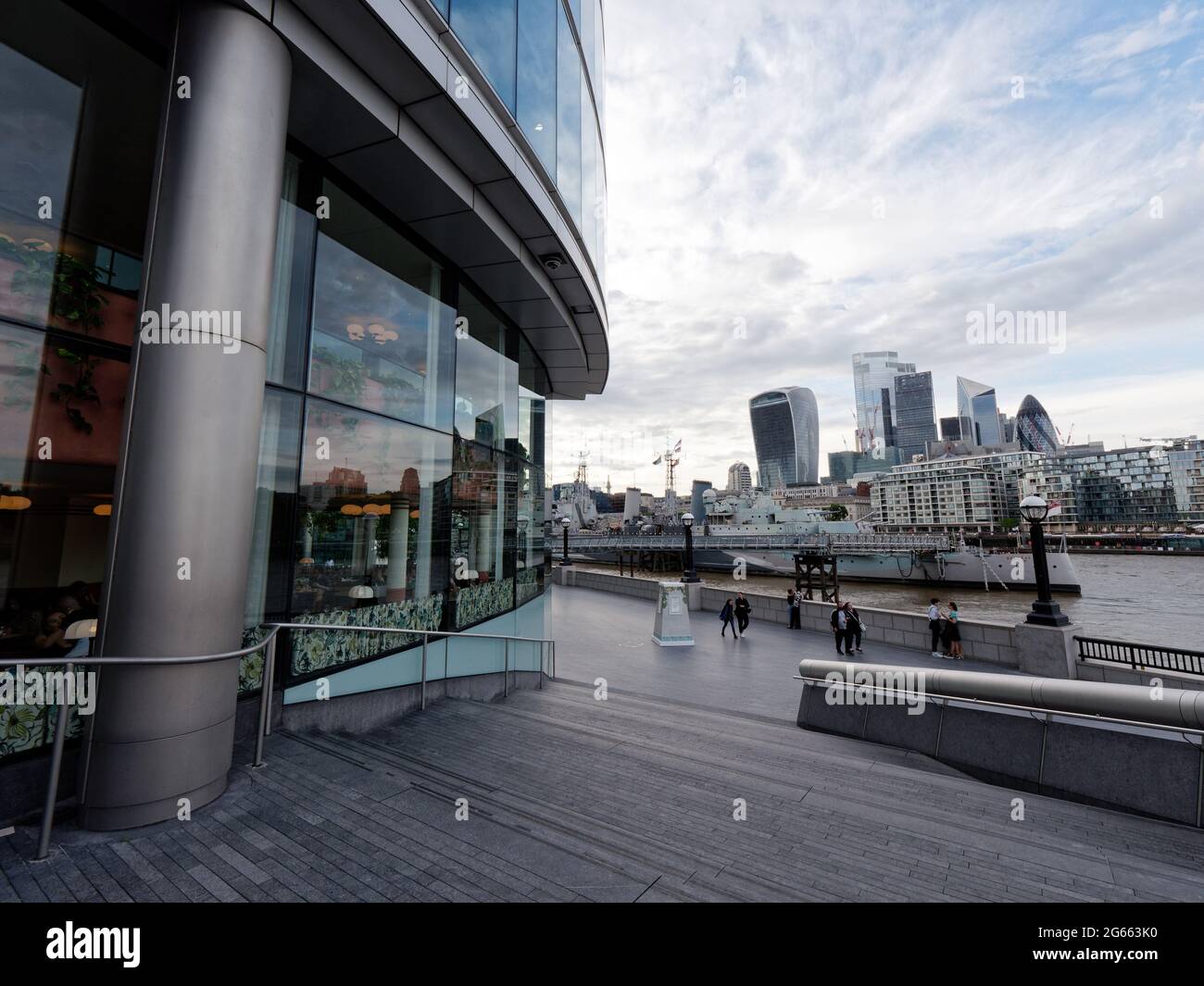 London, Greater London, England - Juni 26 2021: Architektur in More London Rverside mit Blick über die Themse zu Wolkenkratzern. Stockfoto