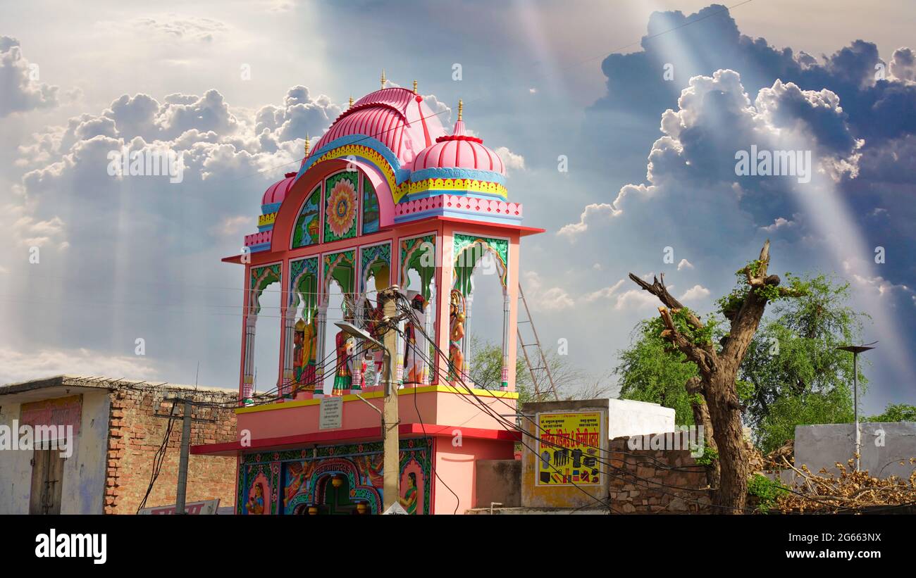 15. Juni 2021- Reengus, Sikar, Indien. Nahaufnahme des Hindu-Tempels Betreten Sie das Tor mit nassen, dramatischen Wolken im Hintergrund. Kleine leichte Wolken schweben Stockfoto