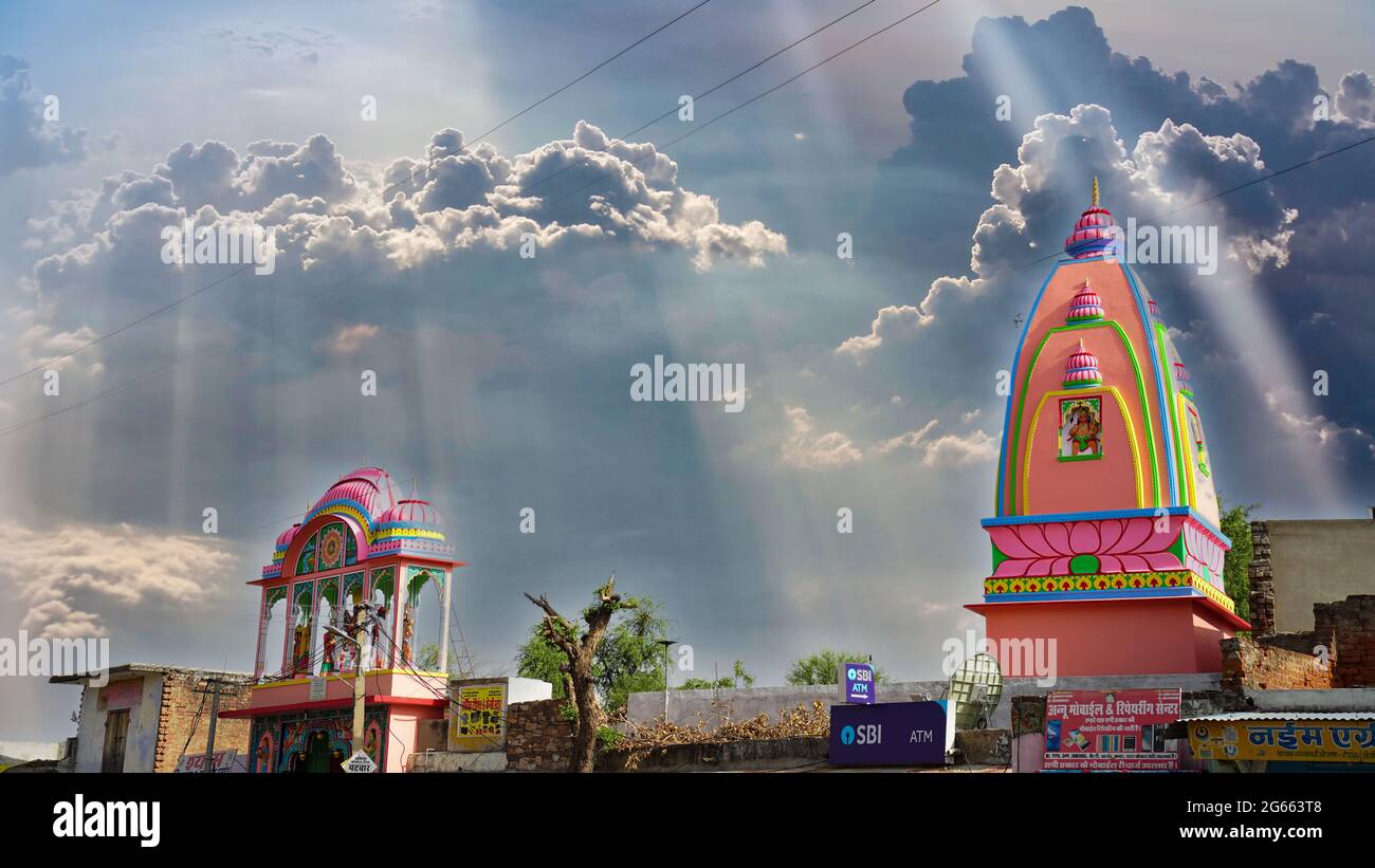 15. Juni 2021- Reengus, Sikar, Indien. Antiker Tempel mit erstaunlicher Architektur und nassem bewölktem Himmel im Hintergrund. Hindu Religion Konzept. Stockfoto