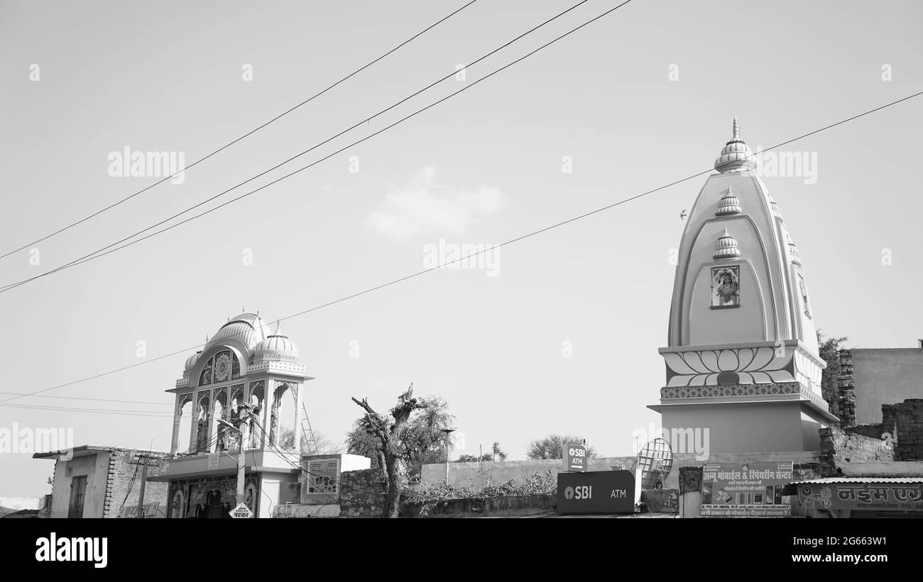 15. Juni 2021- Reengus, Sikar, Indien. Schwarz-Weiß-Porträt eines hinduistischen Religionstempels auf dem Land Indien. Erstaunlicher Tempel mit attraktivem Bogen Stockfoto