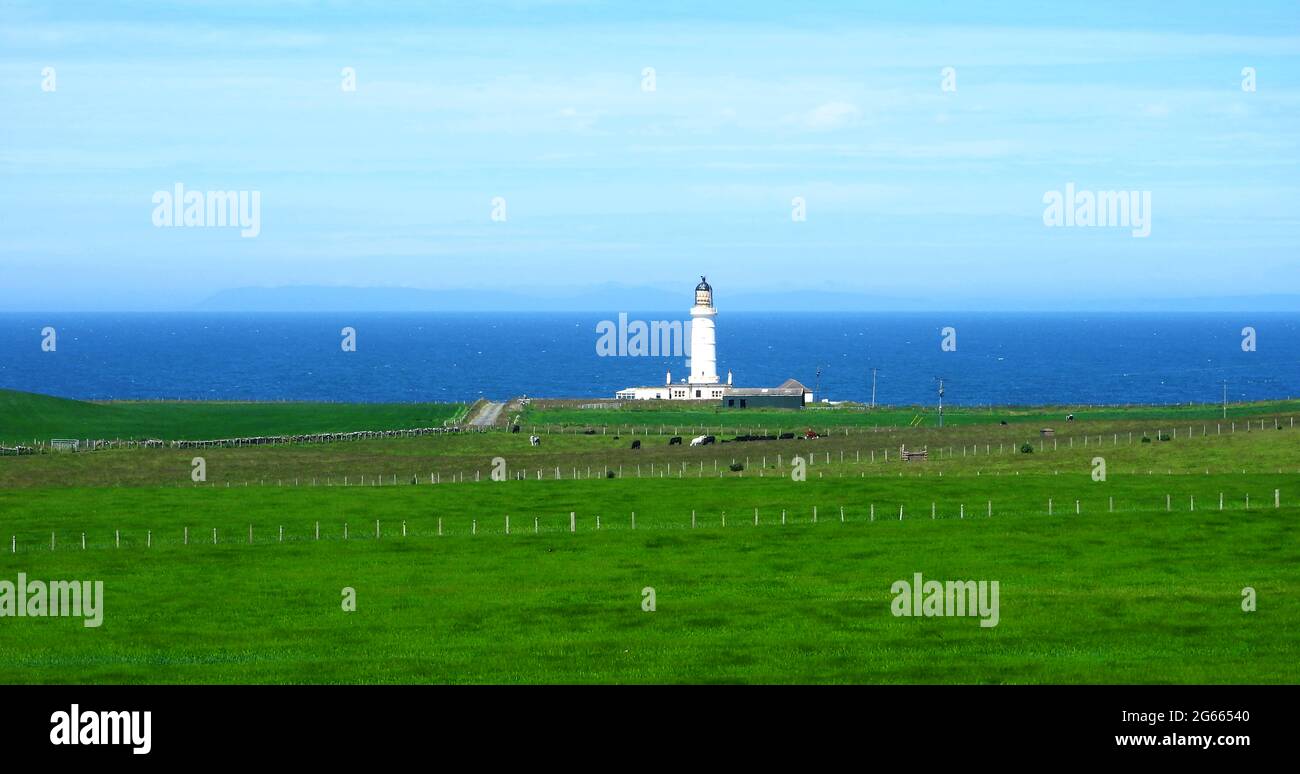 Eine Fernsicht des Corsewall (ursprünglich Corsill) Lighthouse am Corsewall Point auf den Rhin von Galloway, Kirkcolm in der Nähe von Stranraer , Dumfries und Galloway, Schottland, von seiner Zufahrtsstraße aus gesehen, die die Irische See überblickt. Der Leuchtturm von Corsewall wurde 1817 zum ersten Mal angezündet. Obwohl es noch aktiv ist, ist es jetzt automatisiert, der Rest des Gebäudes wird als Hotel genutzt. (Foto aufgenommen im Juni 2021). Es wurde 1815 von dem Ingenieur Kirkman Finley erbaut, der angeblich Großvater des britischen Leuchtturmbauers Robert Stevenson war, der vor allem den berühmten Bell Rock Lighthouse entworfen und gebaut hat. Stockfoto