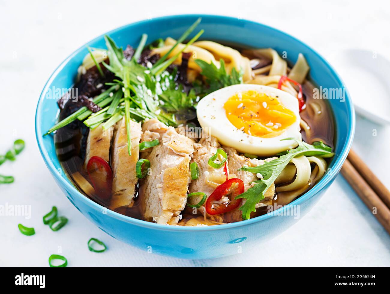 Miso-Suppe. Japanische Ramen-Suppe mit Huhn, Ei, Nori und Nipposinica auf hellem Hintergrund. Stockfoto