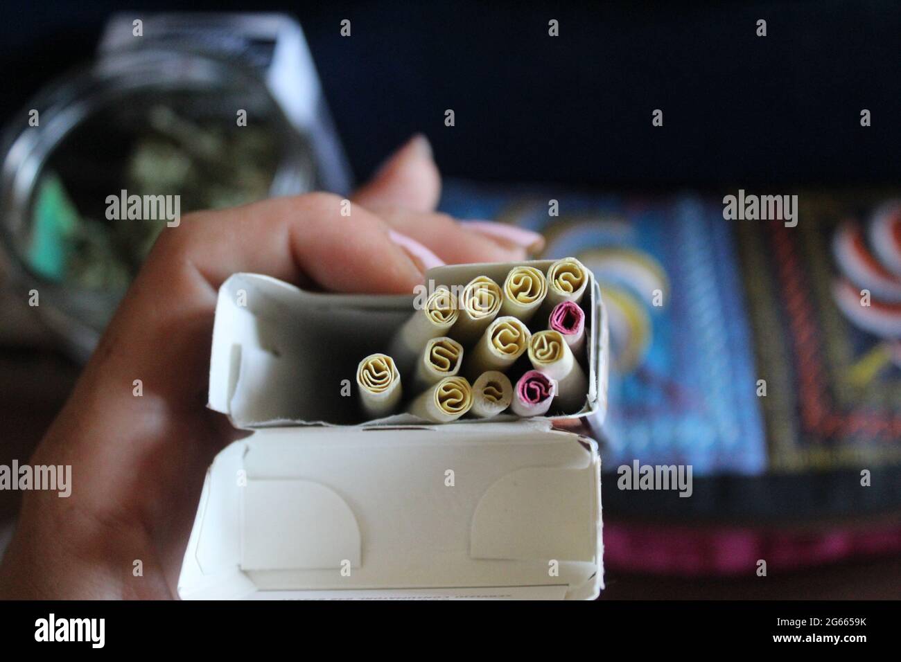 Eine Hand, die eine Fernbedienung hält Stockfoto