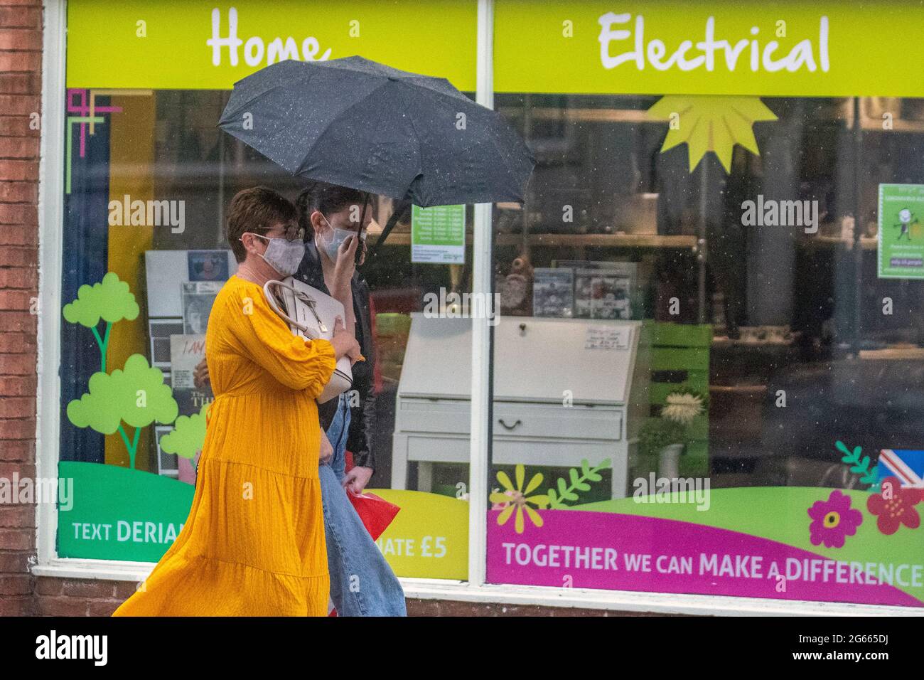 Preston, Lancashire. UK Wetter 3. Juli 2021. Sommerliche Mode und sommerliche Regengüsse für Geschäfte, Shopper und Leute, die im Stadtzentrum einkaufen. Für viele wird heute und morgen starker Regen und Gewitter prognostiziert. Heute Abend werden starke und gewittere Schauern in ganz Großbritannien weiterhin verbreitet sein. Kredit; MediaWorldImages/AlamyLiveNews Stockfoto