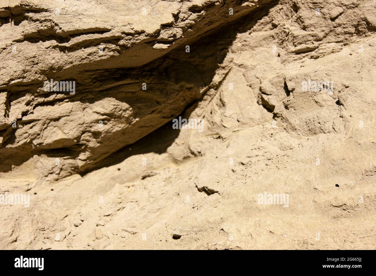 Die Textur des Sandes. Sandsteinbruch. Malerische Textur von Sandsteinen. Stockfoto