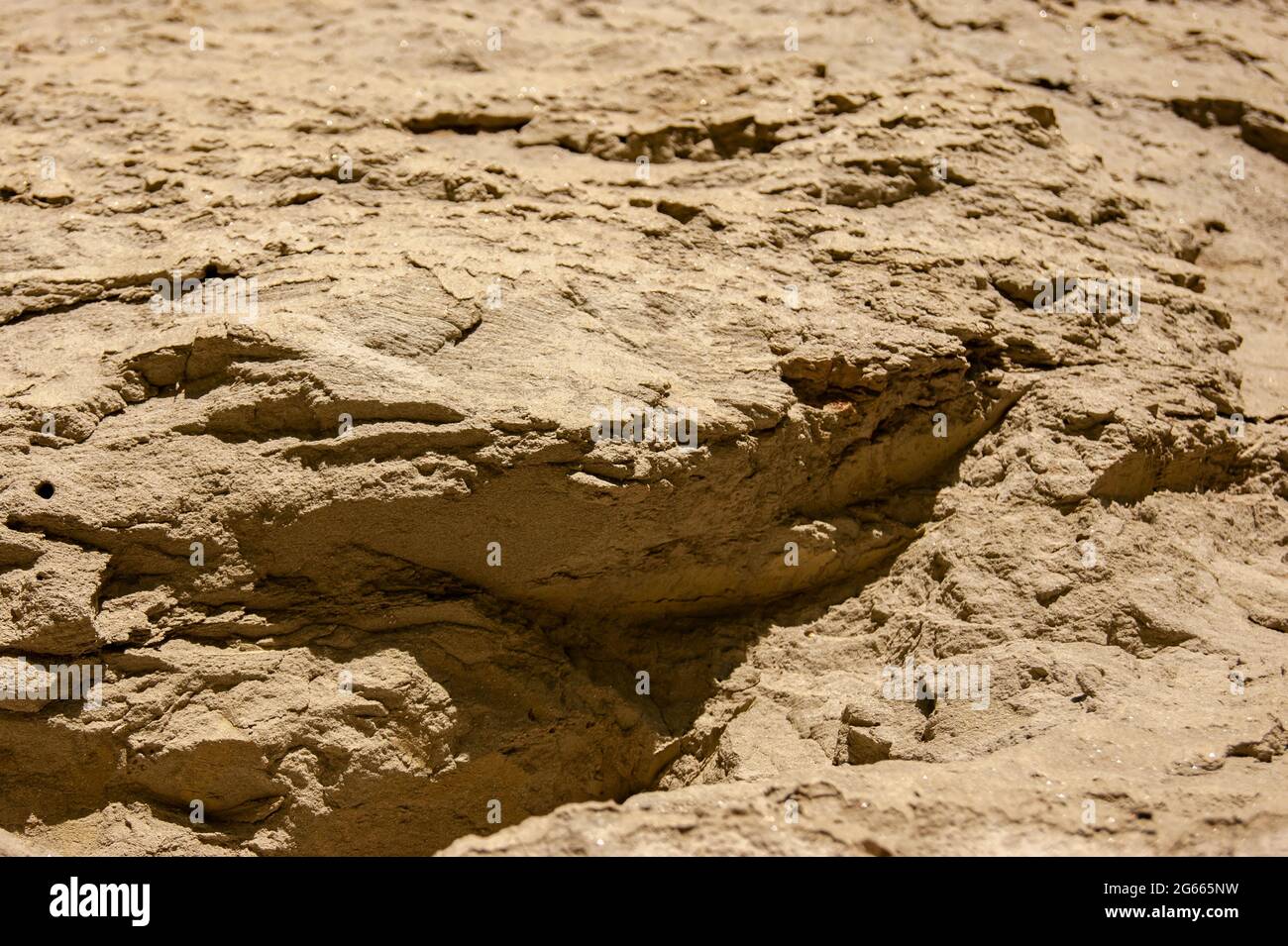 Die Textur des Sandes. Sandsteinbruch. Malerische Textur von Sandsteinen. Stockfoto
