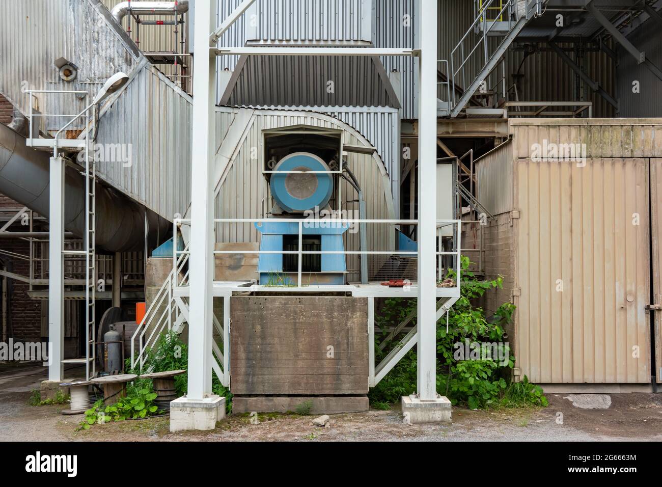 Industrieanlagen im Kraftwerkshof Stockfoto